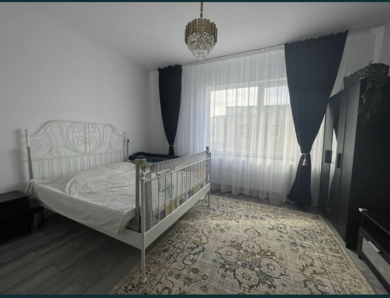 Centru Antoniadis Stefan cel Mare ap 3 camere - De vanzare apartament cu 3 camere situat in centrul orasului Constanta pe strada Stefan Cel Mare vis a vis de Policlinica cu plata. Apartamentul se afla intr-o cladire interbelica cu doar 4 apartamente. Suprafata utila este de 65mp,dispune de tavane inalte 3m inaltime,usile interioare originale din lemn 2.3m inaltime,zone depozitare generoase la subsol si la etajul 1 cat si in pod. -Exista posibilitatea mansardarii,cladirea fiind prevazuta cu pod iar doar apartamentele de la etajul 2 au acces. Apartamentul este renovat/utilat si se vinde exact ca in poze,totul este nou si in garantie : -Masina de spalat Samsung -Uscator Samsung -Frigider LG Full NoFrost -Cuptor Beko -Plita gaz Beko -Hota telescopica Electrolux -Centrala Gaz Ariston 24kw -Pat tapitat 180x200 dormitor1 -Pat metalic 160x200 dormitor 2 -Televizor smart 4k 164cm diagonala Etc