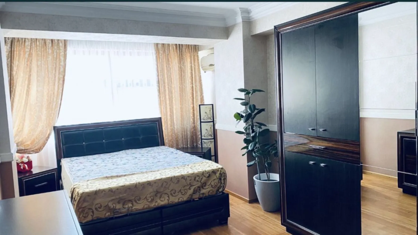 Vand ap 3 camere Eden - Vând apartament de 3 camere ( leaving rom, 2 bai, 2 dormitoare, Bucătărie) confort 0, decomandat 86 mp, modem, spațios, luminos și vesel, etaj intermediar, dispune de centrala pe gaze, bloc nou, merita văzut și cumpărat. Apartamentul se afla la doar câțiva pași de mijloacele de transport in comun, scoala și magazine. De asemenea, ve-ti primi si un loc de parcare privat. Se vinde mobilat si utilat, conform pozelor.