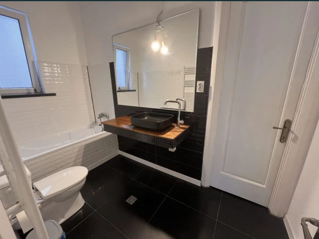 Centru Antoniadis Stefan cel Mare ap 3 camere - De vanzare apartament cu 3 camere situat in centrul orasului Constanta pe strada Stefan Cel Mare vis a vis de Policlinica cu plata. Apartamentul se afla intr-o cladire interbelica cu doar 4 apartamente. Suprafata utila este de 65mp,dispune de tavane inalte 3m inaltime,usile interioare originale din lemn 2.3m inaltime,zone depozitare generoase la subsol si la etajul 1 cat si in pod. -Exista posibilitatea mansardarii,cladirea fiind prevazuta cu pod iar doar apartamentele de la etajul 2 au acces. Apartamentul este renovat/utilat si se vinde exact ca in poze,totul este nou si in garantie : -Masina de spalat Samsung -Uscator Samsung -Frigider LG Full NoFrost -Cuptor Beko -Plita gaz Beko -Hota telescopica Electrolux -Centrala Gaz Ariston 24kw -Pat tapitat 180x200 dormitor1 -Pat metalic 160x200 dormitor 2 -Televizor smart 4k 164cm diagonala Etc