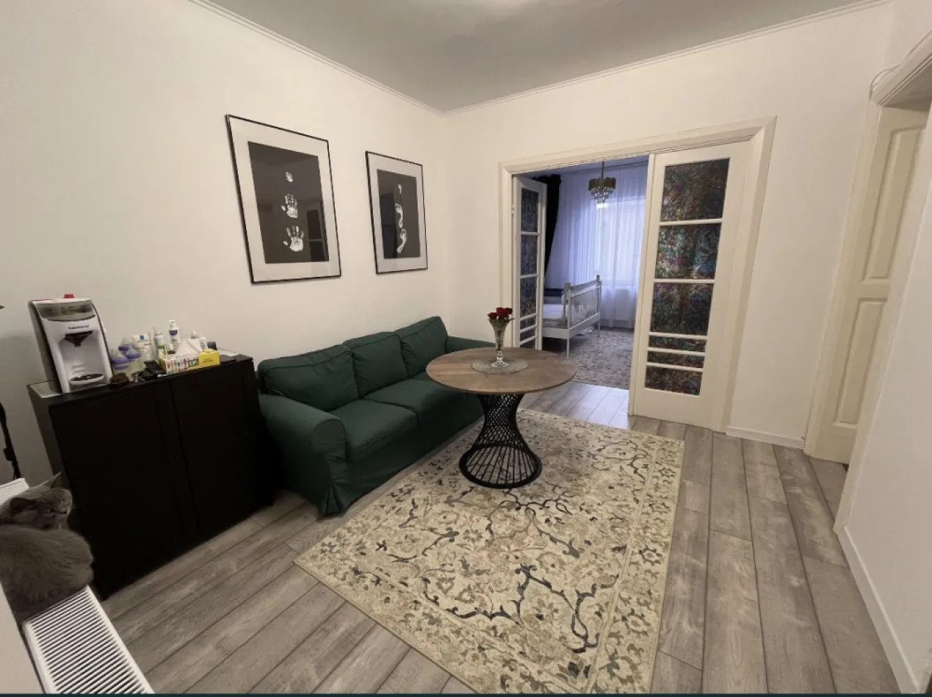 Centru Antoniadis Stefan cel Mare ap 3 camere - De vanzare apartament cu 3 camere situat in centrul orasului Constanta pe strada Stefan Cel Mare vis a vis de Policlinica cu plata. Apartamentul se afla intr-o cladire interbelica cu doar 4 apartamente. Suprafata utila este de 65mp,dispune de tavane inalte 3m inaltime,usile interioare originale din lemn 2.3m inaltime,zone depozitare generoase la subsol si la etajul 1 cat si in pod. -Exista posibilitatea mansardarii,cladirea fiind prevazuta cu pod iar doar apartamentele de la etajul 2 au acces. Apartamentul este renovat/utilat si se vinde exact ca in poze,totul este nou si in garantie : -Masina de spalat Samsung -Uscator Samsung -Frigider LG Full NoFrost -Cuptor Beko -Plita gaz Beko -Hota telescopica Electrolux -Centrala Gaz Ariston 24kw -Pat tapitat 180x200 dormitor1 -Pat metalic 160x200 dormitor 2 -Televizor smart 4k 164cm diagonala Etc
