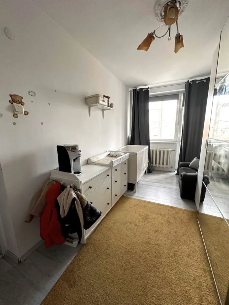 Vand ap 3 camere dressing generos - Vând apartament decomandat 3 camere + dressing generos Central (Bd. I. Ghe. Duca colț cu str. Cuza vodă) COMISION 0%. Apartamentul este proaspăt renovat și nu necesită renovări majore. Este compus din 4 camere: 1 living, 2 dormitoare și un spațiu pentru birou, însă acesta poate fi transformat în dressing. Fiecare dormitor dispune de balcon cu vedere către bulevard. Etaj intermediar 2/4. Apartamentul se poate vinde utilat și mobilat, negociabil. Acces curte interioară. Acces facil pe Stefan cel Mare, zona proaspăt renovată. Farmacii, spații comerciale, supermarket, parc în vecinătate.