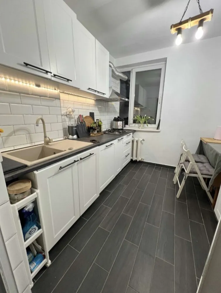 Vand ap 3 camere dressing generos - Vând apartament decomandat 3 camere + dressing generos Central (Bd. I. Ghe. Duca colț cu str. Cuza vodă) COMISION 0%. Apartamentul este proaspăt renovat și nu necesită renovări majore. Este compus din 4 camere: 1 living, 2 dormitoare și un spațiu pentru birou, însă acesta poate fi transformat în dressing. Fiecare dormitor dispune de balcon cu vedere către bulevard. Etaj intermediar 2/4. Apartamentul se poate vinde utilat și mobilat, negociabil. Acces curte interioară. Acces facil pe Stefan cel Mare, zona proaspăt renovată. Farmacii, spații comerciale, supermarket, parc în vecinătate.