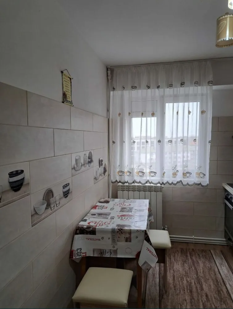 Apartament 3 camere Casa de cultura - Apartament renovat, incadrat, centrala gaze, lift nou, et. 8/10, izolat termic.