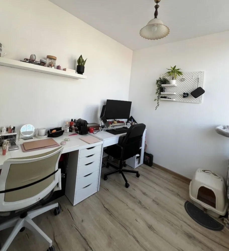 Vand ap 3 camere dressing generos - Vând apartament decomandat 3 camere + dressing generos Central (Bd. I. Ghe. Duca colț cu str. Cuza vodă) COMISION 0%. Apartamentul este proaspăt renovat și nu necesită renovări majore. Este compus din 4 camere: 1 living, 2 dormitoare și un spațiu pentru birou, însă acesta poate fi transformat în dressing. Fiecare dormitor dispune de balcon cu vedere către bulevard. Etaj intermediar 2/4. Apartamentul se poate vinde utilat și mobilat, negociabil. Acces curte interioară. Acces facil pe Stefan cel Mare, zona proaspăt renovată. Farmacii, spații comerciale, supermarket, parc în vecinătate.
