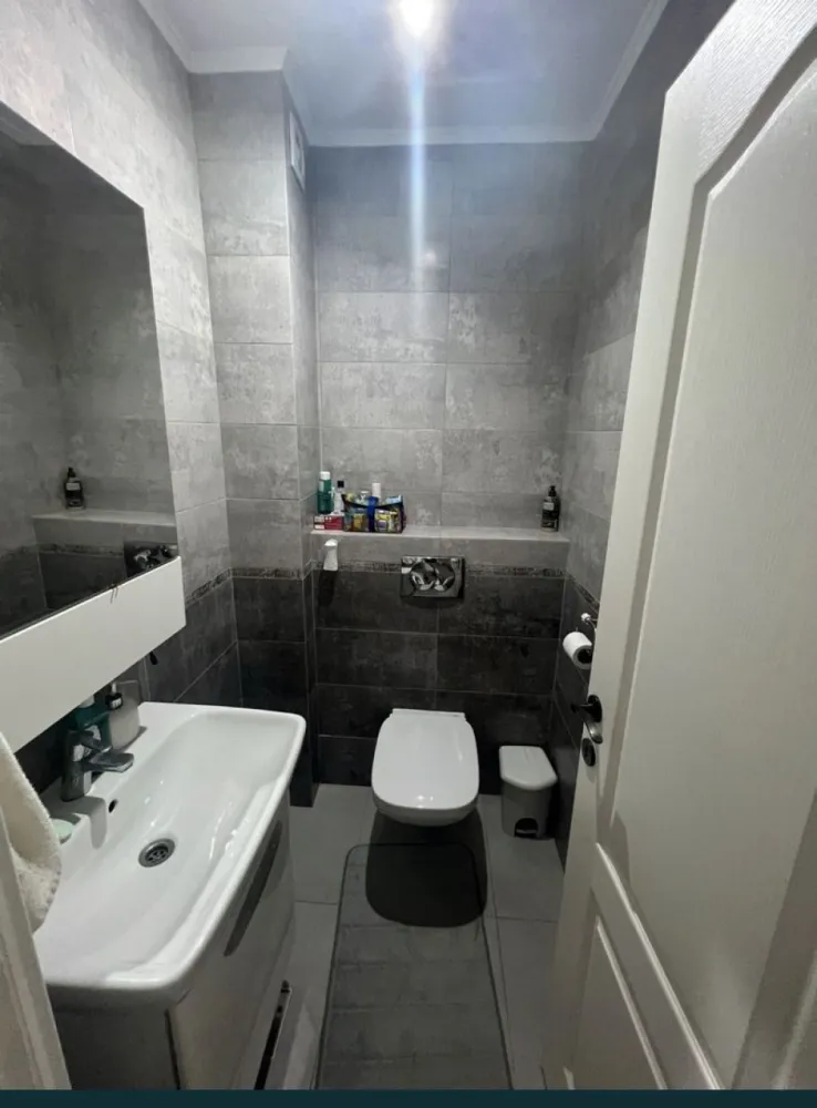 Ap 3 camere de vanzare/Tomis plis/ E1//Constanta Litoral - Apartament 3 camere ULTRA LUX Et1/9-/81’mp-2bai /2balcoane12mp/ complet utilat si mobilat totul nou renovat 2021Ultra Modern ! Este echipat cu : - Int - 2 paturi matrimoniale cu saltele din spuma cu memorie in dormitoare si 1 canapea extensibila in living - 3 Tv smart Ultra HD 4K conectate wireless + cu diagonale generoase (130-180cm) (oglinda) - Aer conditionat - Masina de spalat,uscator- Frigider , cuptor , hota ,plita cu gaz , cuptor cu microunde ,Bucataria este complet utilata -Centrala termica + telecomanda si conectate wi-fi - Mobilier din sticla , rulouri geamuri elecrice- Izolat - 2 Locuri de parcare privata cu camere de suptaveghere, interfon *
