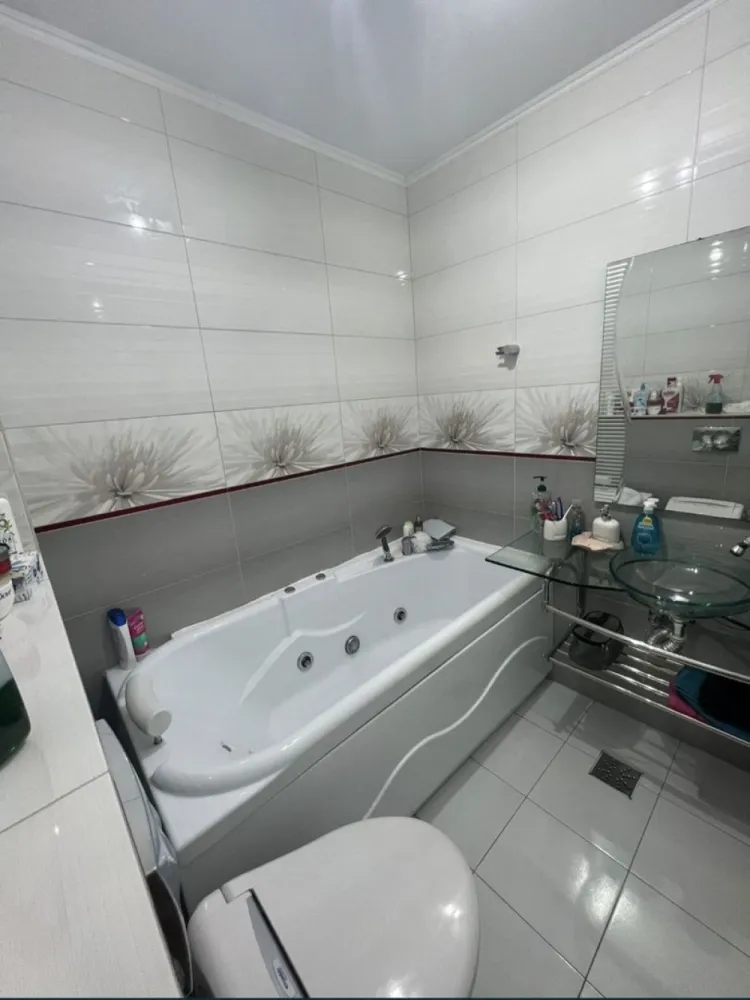 Ap 3 camere de vanzare/Tomis plis/ E1//Constanta Litoral - Apartament 3 camere ULTRA LUX Et1/9-/81’mp-2bai /2balcoane12mp/ complet utilat si mobilat totul nou renovat 2021Ultra Modern ! Este echipat cu : - Int - 2 paturi matrimoniale cu saltele din spuma cu memorie in dormitoare si 1 canapea extensibila in living - 3 Tv smart Ultra HD 4K conectate wireless + cu diagonale generoase (130-180cm) (oglinda) - Aer conditionat - Masina de spalat,uscator- Frigider , cuptor , hota ,plita cu gaz , cuptor cu microunde ,Bucataria este complet utilata -Centrala termica + telecomanda si conectate wi-fi - Mobilier din sticla , rulouri geamuri elecrice- Izolat - 2 Locuri de parcare privata cu camere de suptaveghere, interfon *
