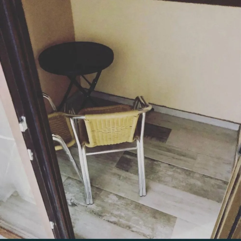 Ap 3 camere de vanzare/Tomis plis/ E1//Constanta Litoral - Apartament 3 camere ULTRA LUX Et1/9-/81’mp-2bai /2balcoane12mp/ complet utilat si mobilat totul nou renovat 2021Ultra Modern ! Este echipat cu : - Int - 2 paturi matrimoniale cu saltele din spuma cu memorie in dormitoare si 1 canapea extensibila in living - 3 Tv smart Ultra HD 4K conectate wireless + cu diagonale generoase (130-180cm) (oglinda) - Aer conditionat - Masina de spalat,uscator- Frigider , cuptor , hota ,plita cu gaz , cuptor cu microunde ,Bucataria este complet utilata -Centrala termica + telecomanda si conectate wi-fi - Mobilier din sticla , rulouri geamuri elecrice- Izolat - 2 Locuri de parcare privata cu camere de suptaveghere, interfon *