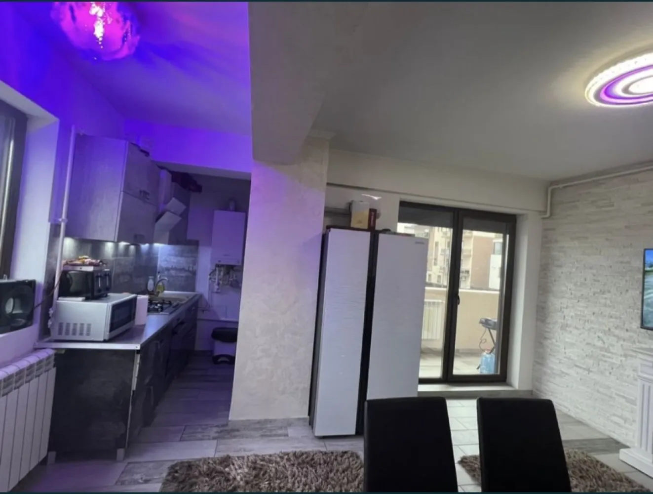 Ap 3 camere de vanzare/Tomis plis/ E1//Constanta Litoral - Apartament 3 camere ULTRA LUX Et1/9-/81’mp-2bai /2balcoane12mp/ complet utilat si mobilat totul nou renovat 2021Ultra Modern ! Este echipat cu : - Int - 2 paturi matrimoniale cu saltele din spuma cu memorie in dormitoare si 1 canapea extensibila in living - 3 Tv smart Ultra HD 4K conectate wireless + cu diagonale generoase (130-180cm) (oglinda) - Aer conditionat - Masina de spalat,uscator- Frigider , cuptor , hota ,plita cu gaz , cuptor cu microunde ,Bucataria este complet utilata -Centrala termica + telecomanda si conectate wi-fi - Mobilier din sticla , rulouri geamuri elecrice- Izolat - 2 Locuri de parcare privata cu camere de suptaveghere, interfon *