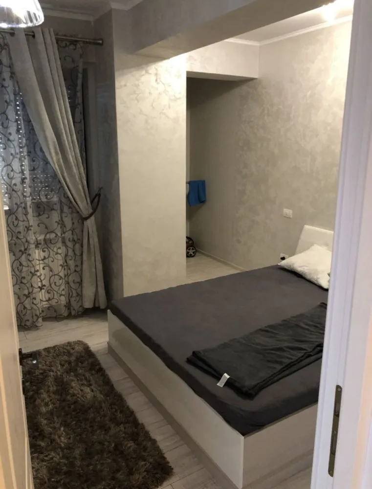Ap 3 camere de vanzare/Tomis plis/ E1//Constanta Litoral - Apartament 3 camere ULTRA LUX Et1/9-/81’mp-2bai /2balcoane12mp/ complet utilat si mobilat totul nou renovat 2021Ultra Modern ! Este echipat cu : - Int - 2 paturi matrimoniale cu saltele din spuma cu memorie in dormitoare si 1 canapea extensibila in living - 3 Tv smart Ultra HD 4K conectate wireless + cu diagonale generoase (130-180cm) (oglinda) - Aer conditionat - Masina de spalat,uscator- Frigider , cuptor , hota ,plita cu gaz , cuptor cu microunde ,Bucataria este complet utilata -Centrala termica + telecomanda si conectate wi-fi - Mobilier din sticla , rulouri geamuri elecrice- Izolat - 2 Locuri de parcare privata cu camere de suptaveghere, interfon *