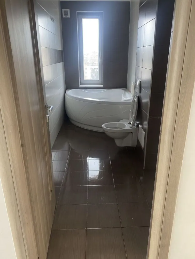 Tomis 3 apartament 3 camere - Persoană fizică vând apartament 2 camere transformat în 3, 81,36m bloc nou20011.apartamentul se află în Tomis 3 la etajul 9/10.pret 130000€
