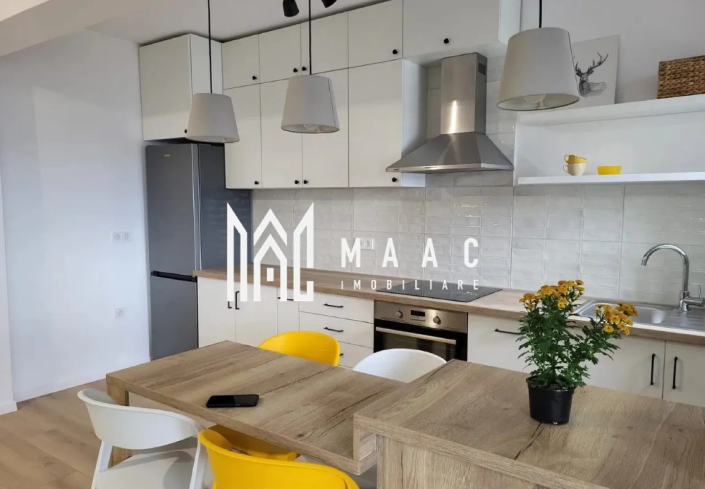 Apartament 2 camere | Balcon | Parcare | Hipodrom 3 - MAAC Imobiliare vă propune spre închiriere un apartament modern și primitor, aflat la prima închiriere, situat într-un imobil nou, dotat cu lift și loc de parcare privat, în zona Cireșica – Sibiu. Detalii apartament: Suprafață utilă: 58 mp Compartimentare: living generos cu bucătărie open-space, dormitor spațios, baie modernă și balcon de 12 mp, cu priveliște spectaculoasă spre Munții Făgăraș și Cindrel. Dotări și facilități: Complet mobilat și utilat modern Electrocasnice de ultimă generație: mașină de spălat vase, frigider, mașină de spălat și uscător de haine, televizor, aer condiționat Dormitor izolat fonic pentru confort sporit Clădire nouă cu lift și loc de parcare inclus Se percepe o garanție în valoare echivalentă cu o lună de chirie, achitată la semnarea contractului. Pentru mai multe detalii sau pentru a programa o vizionare, vă rugăm să ne contactați. Specificați ID-ul CP2777316. }}