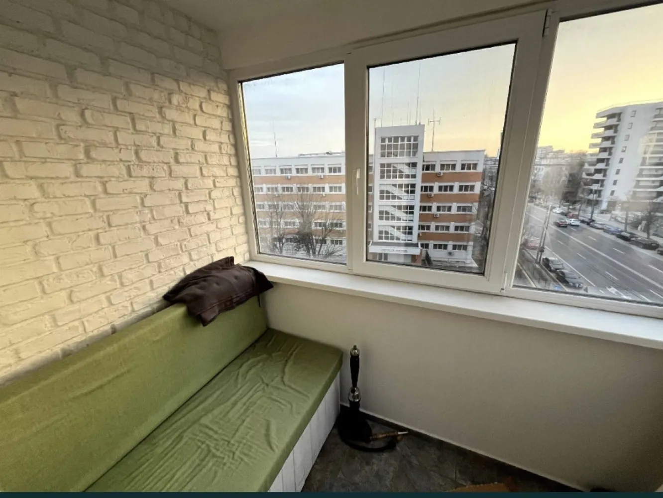 Apartament 3 camere mobilat utilat - Apartament de 3 camere decomandat în zona centrului de scafandrii Constanta. Apartamentul se vinde mobilat si utilat complet. Suprafata utila: 74 mp Suprafata utila + balcon: 84 mp Apartamentul este situat la etajul 4 din 10 este orientat sud-vest si vine cu toate avantajele unei astfel de poziționări. Apartamentul a fost renovat integral in 2020, pentru uz personal. Au fost înlocuite toate traseele instalatiilor electrice, termice si sanitare folosind doar produse de calitate (Gewiss, Legrand, Grohe, Purmo). Ușile interioare Porta Doors (uși pline). Gemuri tripan Salamander. Centrala termica gaz in condensație Vaillant. Dormitor matriomonial cu baie proprie. Electrocasnicele includ: Frigider LG, Mașină de spălat vase Bosch, Plita si Cuptor Whirlpool, Hota Electrolux, Mașină de spălat rufe si Uscător de Rufe separat LG, Aer condiționat Gree 18000 BTU amplasat convenabil pentru a acoperii nevoile intregului apartartament, Toate acestea au fost achiziționate noi la amenajarea apartamentului si sunt alese din categoria celor peste medie. Costurile de întreținere ale apartamentului sunt mici. Blocul a fost dat în folosință în 1993. Liftul este nou, a fost schimbat recent. In prezent s-au demarat pașii pentru reabilitarea fațadei. Este disponibil un loc de parcare la scara. Pretul apartamentului este 145000