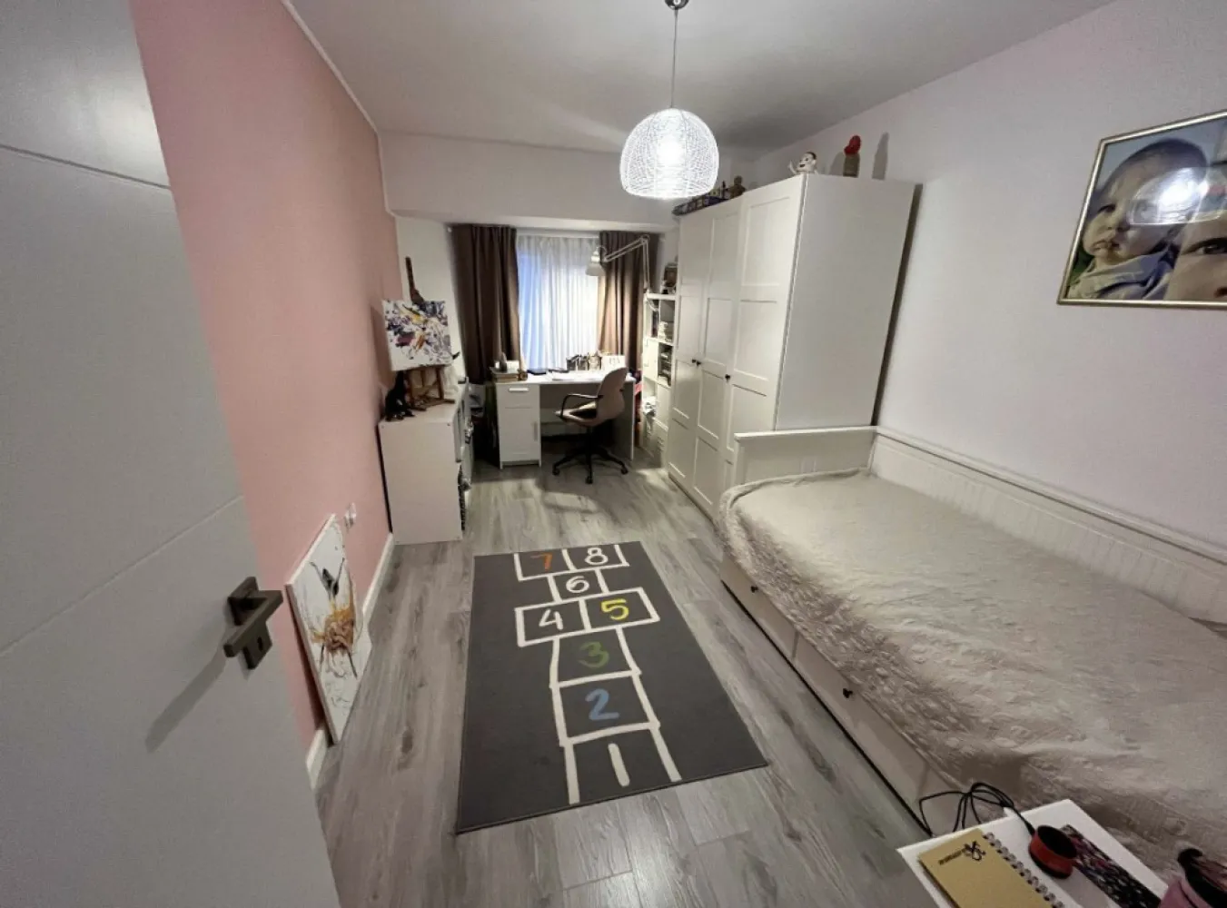 Apartament 3 camere mobilat utilat - Apartament de 3 camere decomandat în zona centrului de scafandrii Constanta. Apartamentul se vinde mobilat si utilat complet. Suprafata utila: 74 mp Suprafata utila + balcon: 84 mp Apartamentul este situat la etajul 4 din 10 este orientat sud-vest si vine cu toate avantajele unei astfel de poziționări. Apartamentul a fost renovat integral in 2020, pentru uz personal. Au fost înlocuite toate traseele instalatiilor electrice, termice si sanitare folosind doar produse de calitate (Gewiss, Legrand, Grohe, Purmo). Ușile interioare Porta Doors (uși pline). Gemuri tripan Salamander. Centrala termica gaz in condensație Vaillant. Dormitor matriomonial cu baie proprie. Electrocasnicele includ: Frigider LG, Mașină de spălat vase Bosch, Plita si Cuptor Whirlpool, Hota Electrolux, Mașină de spălat rufe si Uscător de Rufe separat LG, Aer condiționat Gree 18000 BTU amplasat convenabil pentru a acoperii nevoile intregului apartartament, Toate acestea au fost achiziționate noi la amenajarea apartamentului si sunt alese din categoria celor peste medie. Costurile de întreținere ale apartamentului sunt mici. Blocul a fost dat în folosință în 1993. Liftul este nou, a fost schimbat recent. In prezent s-au demarat pașii pentru reabilitarea fațadei. Este disponibil un loc de parcare la scara. Pretul apartamentului este 145000