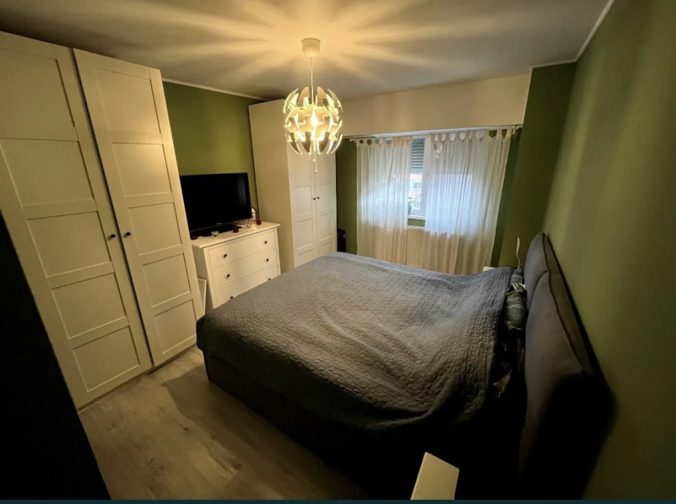 Apartament 3 camere mobilat utilat - Apartament de 3 camere decomandat în zona centrului de scafandrii Constanta. Apartamentul se vinde mobilat si utilat complet. Suprafata utila: 74 mp Suprafata utila + balcon: 84 mp Apartamentul este situat la etajul 4 din 10 este orientat sud-vest si vine cu toate avantajele unei astfel de poziționări. Apartamentul a fost renovat integral in 2020, pentru uz personal. Au fost înlocuite toate traseele instalatiilor electrice, termice si sanitare folosind doar produse de calitate (Gewiss, Legrand, Grohe, Purmo). Ușile interioare Porta Doors (uși pline). Gemuri tripan Salamander. Centrala termica gaz in condensație Vaillant. Dormitor matriomonial cu baie proprie. Electrocasnicele includ: Frigider LG, Mașină de spălat vase Bosch, Plita si Cuptor Whirlpool, Hota Electrolux, Mașină de spălat rufe si Uscător de Rufe separat LG, Aer condiționat Gree 18000 BTU amplasat convenabil pentru a acoperii nevoile intregului apartartament, Toate acestea au fost achiziționate noi la amenajarea apartamentului si sunt alese din categoria celor peste medie. Costurile de întreținere ale apartamentului sunt mici. Blocul a fost dat în folosință în 1993. Liftul este nou, a fost schimbat recent. In prezent s-au demarat pașii pentru reabilitarea fațadei. Este disponibil un loc de parcare la scara. Pretul apartamentului este 145000