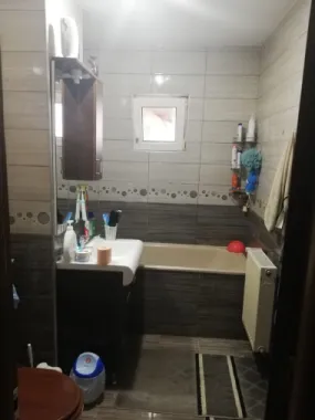 ageuropa.ro vinde ap 3 cam DECOMANDATE în Carpați 2 la etajul 4.