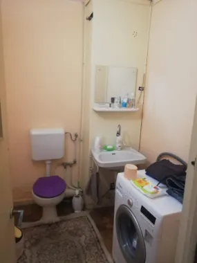 ageuropa.ro vinde ap 2 cam la etajul 4 în Carpați 2.