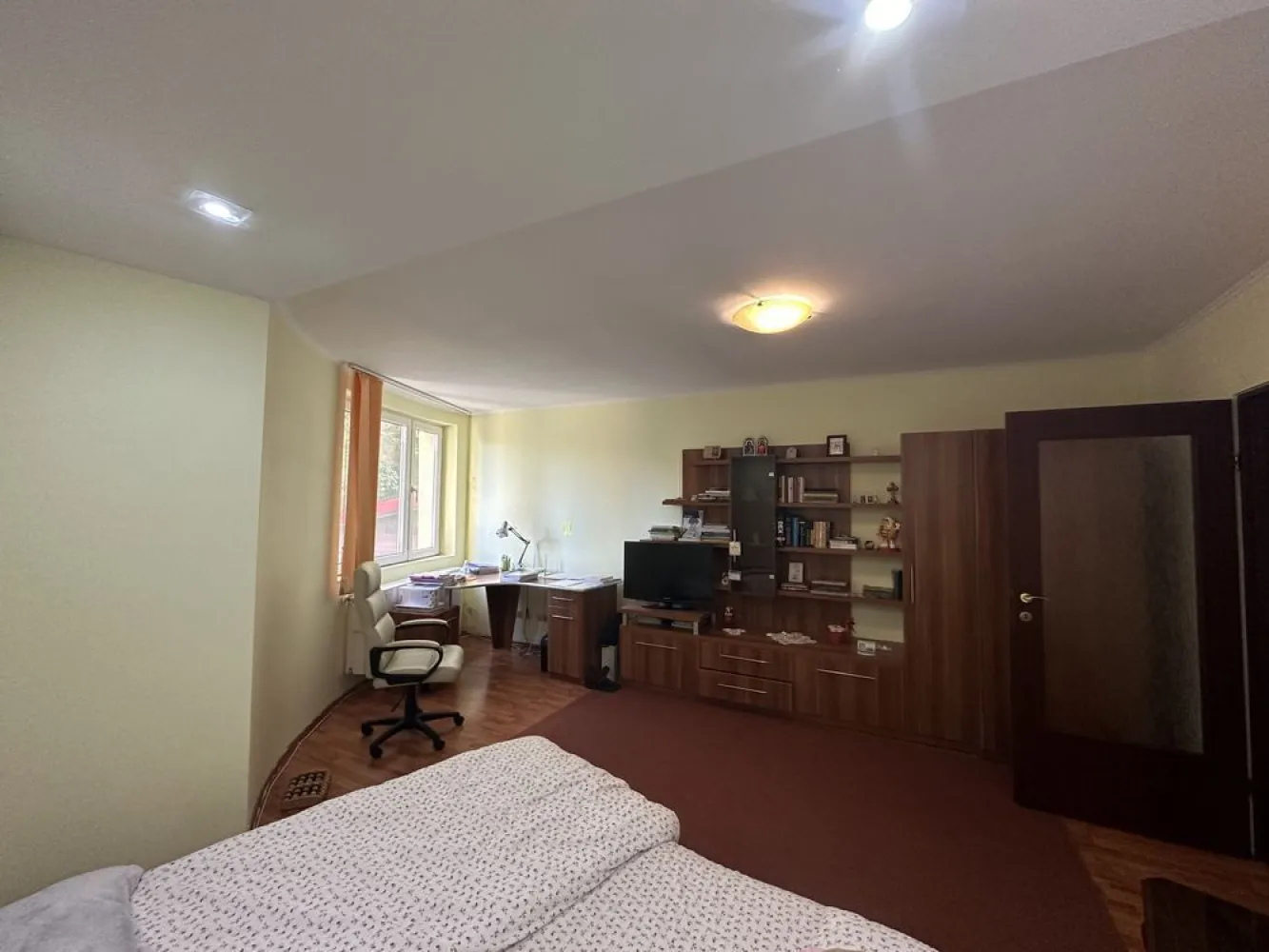 BRASADAS vinde ap 2 cam zona ultracentrala. - Agentia Imobiliara BRASADAS ofera spre vânzare un apartament cu doua camere situat în zona ultracentrală a orașului Satu Mare, la doar 5 minute de mers pe jos de centrul recent renovat al orașului. Apartamentul, cu o suprafață de 70 de mp, este compus din 2 camere decomandate, bucătărie, baie, hol și balcon, fiind situat într-o zonă liniștită, ideală pentru familii sau persoane care doresc confort și accesibilitate. Suprafață: 70 mp Număr camere: 2 Compartimentare: Decomandat Bucătărie: Da Baie: Da Hol: Da Balcon: Da Etaj apartament: 1/4 Vedere: Spre curtea interioară, o oază de verdeață Interfon: Da Cota parte din beci: Da Mobilat și utilat: Da, gata de locuit Centrală proprie pe gaz: Da Geamuri termopan: Da Uși interioare din lemn: Da Ușă de acces metalică: Da Detalii bloc: Etaje: 4 An construcție: 2007 Material construcție: Cărămidă Izolare: Da Acces curte cu interfon: Da Zona: Liniștită Avantaje: Localizare ultracentrală, la doar 5 minute de mers pe jos de centrul orașului Aproape de facilități și servicii: magazine alimentare, restaurante, școli, grădinițe Acces facil la transportul public Zonă liniștită, perfectă pentru relaxare Curte interioară verde și plăcută Interfon pentru siguranță și confort Apartamentul dispune de cota parte din beci, oferind spațiu suplimentar de depozitare Se vinde mobilat și utilat, gata de locuit, fără necesitatea unor investiții suplimentare majore Posibilitate de parcare a bicicletelor, scuterelor și motocicletelor în curte Mașinile se pot parca pe strada de lângă bloc sau în parcarea subterană a blocului vecin (2 minute de mers pe jos, necesită închirierea locului de parcare) Www.brasadas.com.