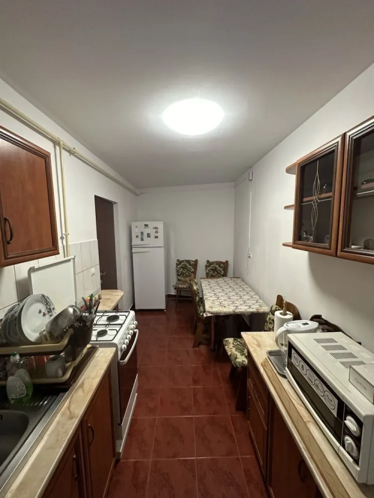 BRASADAS vinde ap 2 cam zona ultracentrala. - Agentia Imobiliara BRASADAS ofera spre vânzare un apartament cu doua camere situat în zona ultracentrală a orașului Satu Mare, la doar 5 minute de mers pe jos de centrul recent renovat al orașului. Apartamentul, cu o suprafață de 70 de mp, este compus din 2 camere decomandate, bucătărie, baie, hol și balcon, fiind situat într-o zonă liniștită, ideală pentru familii sau persoane care doresc confort și accesibilitate. Suprafață: 70 mp Număr camere: 2 Compartimentare: Decomandat Bucătărie: Da Baie: Da Hol: Da Balcon: Da Etaj apartament: 1/4 Vedere: Spre curtea interioară, o oază de verdeață Interfon: Da Cota parte din beci: Da Mobilat și utilat: Da, gata de locuit Centrală proprie pe gaz: Da Geamuri termopan: Da Uși interioare din lemn: Da Ușă de acces metalică: Da Detalii bloc: Etaje: 4 An construcție: 2007 Material construcție: Cărămidă Izolare: Da Acces curte cu interfon: Da Zona: Liniștită Avantaje: Localizare ultracentrală, la doar 5 minute de mers pe jos de centrul orașului Aproape de facilități și servicii: magazine alimentare, restaurante, școli, grădinițe Acces facil la transportul public Zonă liniștită, perfectă pentru relaxare Curte interioară verde și plăcută Interfon pentru siguranță și confort Apartamentul dispune de cota parte din beci, oferind spațiu suplimentar de depozitare Se vinde mobilat și utilat, gata de locuit, fără necesitatea unor investiții suplimentare majore Posibilitate de parcare a bicicletelor, scuterelor și motocicletelor în curte Mașinile se pot parca pe strada de lângă bloc sau în parcarea subterană a blocului vecin (2 minute de mers pe jos, necesită închirierea locului de parcare) Www.brasadas.com.