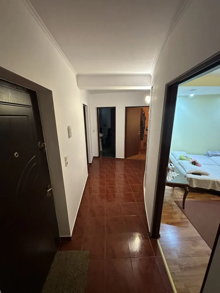 BRASADAS vinde ap 2 cam zona ultracentrala. - Agentia Imobiliara BRASADAS ofera spre vânzare un apartament cu doua camere situat în zona ultracentrală a orașului Satu Mare, la doar 5 minute de mers pe jos de centrul recent renovat al orașului. Apartamentul, cu o suprafață de 70 de mp, este compus din 2 camere decomandate, bucătărie, baie, hol și balcon, fiind situat într-o zonă liniștită, ideală pentru familii sau persoane care doresc confort și accesibilitate. Suprafață: 70 mp Număr camere: 2 Compartimentare: Decomandat Bucătărie: Da Baie: Da Hol: Da Balcon: Da Etaj apartament: 1/4 Vedere: Spre curtea interioară, o oază de verdeață Interfon: Da Cota parte din beci: Da Mobilat și utilat: Da, gata de locuit Centrală proprie pe gaz: Da Geamuri termopan: Da Uși interioare din lemn: Da Ușă de acces metalică: Da Detalii bloc: Etaje: 4 An construcție: 2007 Material construcție: Cărămidă Izolare: Da Acces curte cu interfon: Da Zona: Liniștită Avantaje: Localizare ultracentrală, la doar 5 minute de mers pe jos de centrul orașului Aproape de facilități și servicii: magazine alimentare, restaurante, școli, grădinițe Acces facil la transportul public Zonă liniștită, perfectă pentru relaxare Curte interioară verde și plăcută Interfon pentru siguranță și confort Apartamentul dispune de cota parte din beci, oferind spațiu suplimentar de depozitare Se vinde mobilat și utilat, gata de locuit, fără necesitatea unor investiții suplimentare majore Posibilitate de parcare a bicicletelor, scuterelor și motocicletelor în curte Mașinile se pot parca pe strada de lângă bloc sau în parcarea subterană a blocului vecin (2 minute de mers pe jos, necesită închirierea locului de parcare) Www.brasadas.com.