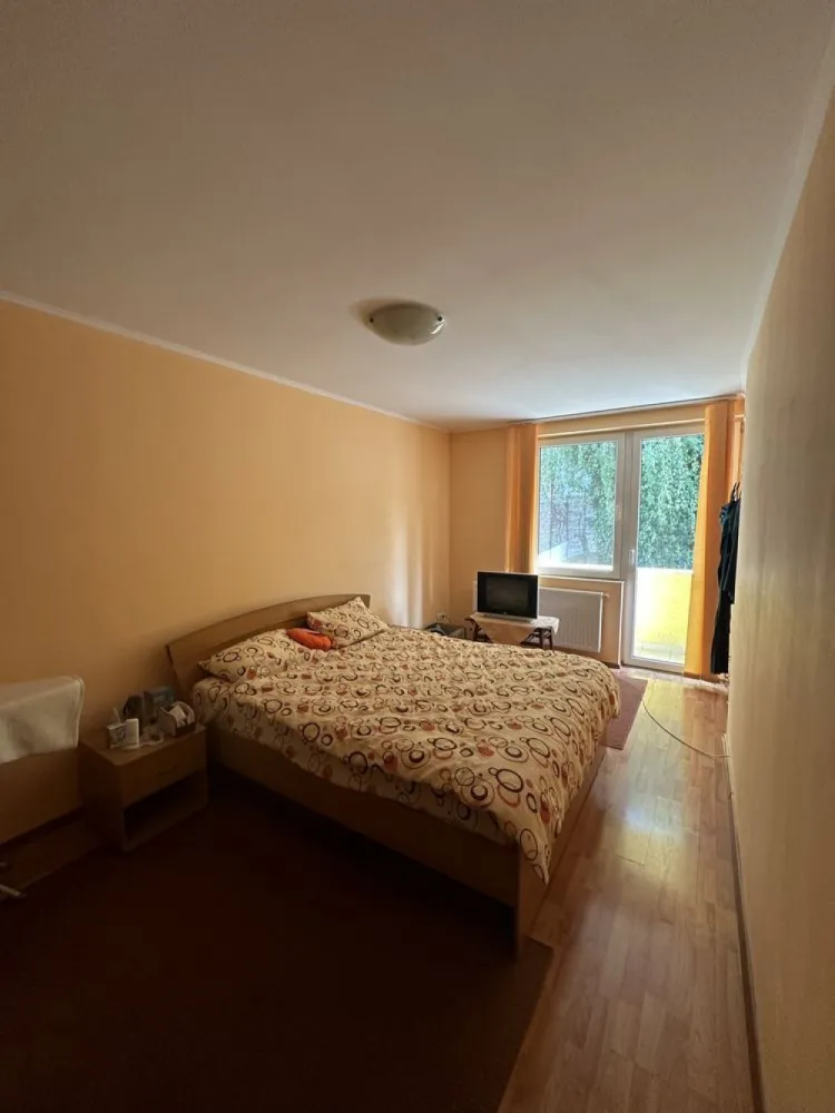 BRASADAS vinde ap 2 cam zona ultracentrala. - Agentia Imobiliara BRASADAS ofera spre vânzare un apartament cu doua camere situat în zona ultracentrală a orașului Satu Mare, la doar 5 minute de mers pe jos de centrul recent renovat al orașului. Apartamentul, cu o suprafață de 70 de mp, este compus din 2 camere decomandate, bucătărie, baie, hol și balcon, fiind situat într-o zonă liniștită, ideală pentru familii sau persoane care doresc confort și accesibilitate. Suprafață: 70 mp Număr camere: 2 Compartimentare: Decomandat Bucătărie: Da Baie: Da Hol: Da Balcon: Da Etaj apartament: 1/4 Vedere: Spre curtea interioară, o oază de verdeață Interfon: Da Cota parte din beci: Da Mobilat și utilat: Da, gata de locuit Centrală proprie pe gaz: Da Geamuri termopan: Da Uși interioare din lemn: Da Ușă de acces metalică: Da Detalii bloc: Etaje: 4 An construcție: 2007 Material construcție: Cărămidă Izolare: Da Acces curte cu interfon: Da Zona: Liniștită Avantaje: Localizare ultracentrală, la doar 5 minute de mers pe jos de centrul orașului Aproape de facilități și servicii: magazine alimentare, restaurante, școli, grădinițe Acces facil la transportul public Zonă liniștită, perfectă pentru relaxare Curte interioară verde și plăcută Interfon pentru siguranță și confort Apartamentul dispune de cota parte din beci, oferind spațiu suplimentar de depozitare Se vinde mobilat și utilat, gata de locuit, fără necesitatea unor investiții suplimentare majore Posibilitate de parcare a bicicletelor, scuterelor și motocicletelor în curte Mașinile se pot parca pe strada de lângă bloc sau în parcarea subterană a blocului vecin (2 minute de mers pe jos, necesită închirierea locului de parcare) Www.brasadas.com.
