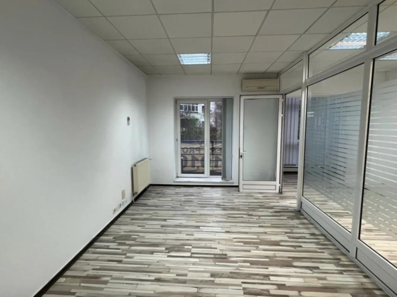 Birou MODERN de inchiriat 78 mp zona Domenii - Expozitiei - Agentia Europa inchiriaza spatiu de birou open space luminos, cu pereți din sticla la Etajul 1 in cladire de birouri situata pe Str Aviator Popisteanu (legatura intre Bd Ion Mihalache si Bd Expozitiei). Spatiul are suprafata bruta de 99 mp (78 mp net) impartita astfel: - 76 mp este un open space care include o separatie pentru sala de sedinte sau birou privat de 14 mp - cota de 1/2 din 29 mp il reprezinta o chicineta, o sala de mese si un grup sanitar care sunt impartite cu firma noastra ce are un spatiu de dimensiune similara - 15 mp este cota din spatiile comune ale cladirii Pretul afisat nclude si mentenanta (curatenie zona comuna din cladire - cea de 15 mp, lift, mentenanta retelei de utilitati etc.). Se platesc separat doar utilitatile (curent si caldura). Pentru mai multe oferte accesați www.ageuropa.ro.