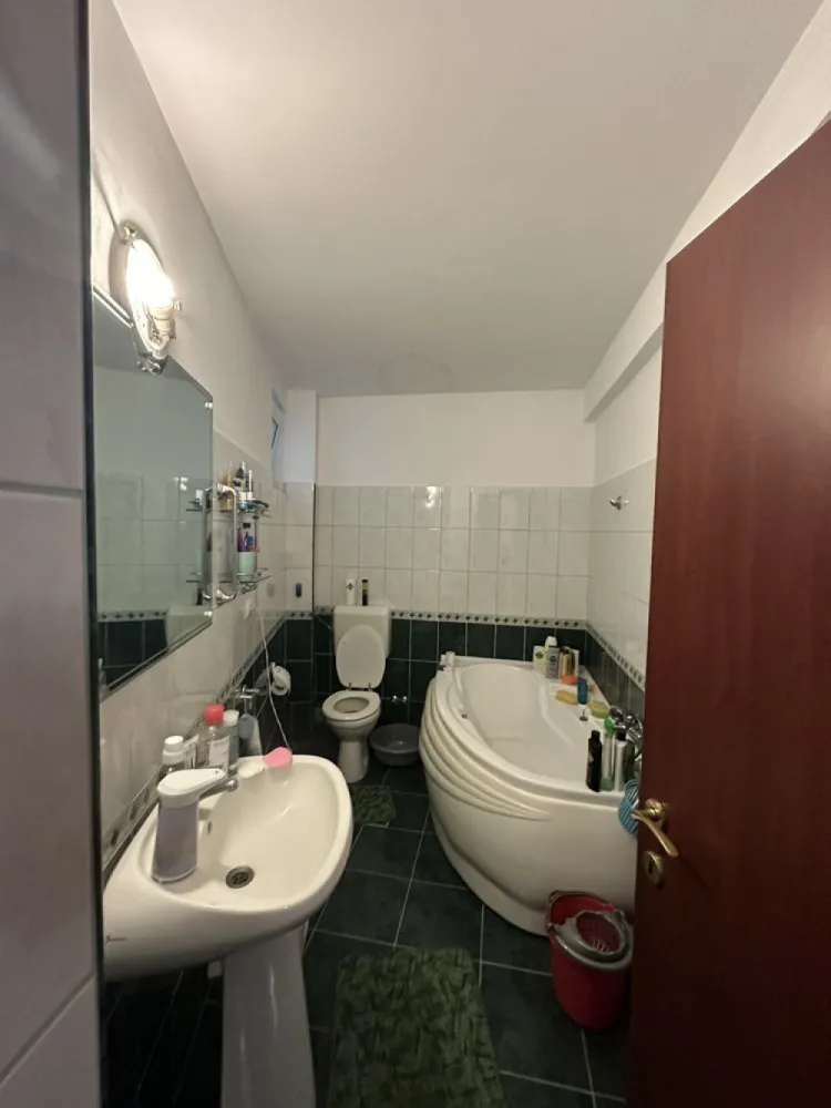 BRASADAS vinde ap 2 cam zona ultracentrala. - Agentia Imobiliara BRASADAS ofera spre vânzare un apartament cu doua camere situat în zona ultracentrală a orașului Satu Mare, la doar 5 minute de mers pe jos de centrul recent renovat al orașului. Apartamentul, cu o suprafață de 70 de mp, este compus din 2 camere decomandate, bucătărie, baie, hol și balcon, fiind situat într-o zonă liniștită, ideală pentru familii sau persoane care doresc confort și accesibilitate. Suprafață: 70 mp Număr camere: 2 Compartimentare: Decomandat Bucătărie: Da Baie: Da Hol: Da Balcon: Da Etaj apartament: 1/4 Vedere: Spre curtea interioară, o oază de verdeață Interfon: Da Cota parte din beci: Da Mobilat și utilat: Da, gata de locuit Centrală proprie pe gaz: Da Geamuri termopan: Da Uși interioare din lemn: Da Ușă de acces metalică: Da Detalii bloc: Etaje: 4 An construcție: 2007 Material construcție: Cărămidă Izolare: Da Acces curte cu interfon: Da Zona: Liniștită Avantaje: Localizare ultracentrală, la doar 5 minute de mers pe jos de centrul orașului Aproape de facilități și servicii: magazine alimentare, restaurante, școli, grădinițe Acces facil la transportul public Zonă liniștită, perfectă pentru relaxare Curte interioară verde și plăcută Interfon pentru siguranță și confort Apartamentul dispune de cota parte din beci, oferind spațiu suplimentar de depozitare Se vinde mobilat și utilat, gata de locuit, fără necesitatea unor investiții suplimentare majore Posibilitate de parcare a bicicletelor, scuterelor și motocicletelor în curte Mașinile se pot parca pe strada de lângă bloc sau în parcarea subterană a blocului vecin (2 minute de mers pe jos, necesită închirierea locului de parcare) Www.brasadas.com.
