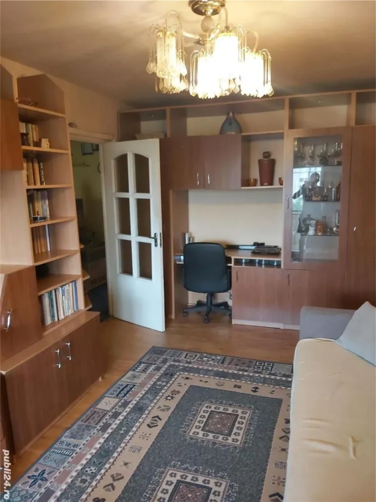 Apartament de vanzare sau la schimb cu casa - Vand apartament, 3 camere, decomandat, etaj 4 din 4, situat in Micro 17. Are usa metalica, geamuri termopan, gresiat, faiantat, acoperiș, 2 balcoane, dispun de loc de parcare si boxa subsol. Se vinde mobilat si utilat. Are in apropiere piata agroalimentara, 2 scoli, 1 gradinita, magazin CBA, la 20 minute de centrul orasului, la 3 minute de parcul UFO si de cea mai apropiată statie de autobuz. Accept si varianta schimbului cu o casa la cel mult 20 km de Satu Mare. Apartament ideal pentru o familie tanara cu 1-2 copii, zona foarte linistita.