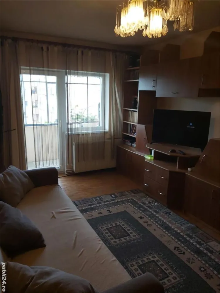 Apartament de vanzare sau la schimb cu casa - Vand apartament, 3 camere, decomandat, etaj 4 din 4, situat in Micro 17. Are usa metalica, geamuri termopan, gresiat, faiantat, acoperiș, 2 balcoane, dispun de loc de parcare si boxa subsol. Se vinde mobilat si utilat. Are in apropiere piata agroalimentara, 2 scoli, 1 gradinita, magazin CBA, la 20 minute de centrul orasului, la 3 minute de parcul UFO si de cea mai apropiată statie de autobuz. Accept si varianta schimbului cu o casa la cel mult 20 km de Satu Mare. Apartament ideal pentru o familie tanara cu 1-2 copii, zona foarte linistita.