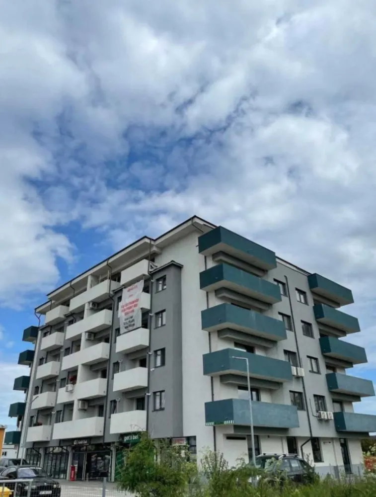 Apartament 3 cam. 85 mp Et. 3 de vanzare Soseaua Alexandriei - Agentia Europa propune spre vanzare cel mai recent proiect ,care este compus din 3 blocuri, amplasate chiar in statia de autobuz Smardan. In prezent, va punem la dispozitie locuinte de 2 camere, cu preturi de lansare, Apartament cu 3 camere + 2 balcoane la etaj. .Accesul la ansamblu se face direct din Drumul National! Statia STB SMARDAN se afla chiar in fata blocului! Din ansamblu , este acces la toate ariile de interes pentru intreaga familie, de la transportul in comun, spatii de cumparaturi, relaxare in natura, institutii de invatamant, crese, gradinite, iar pentru calatoriile in afara orasului, ai acces rapid la Sos. Alexandriei si Soseaua de centura -Etaje disponibile Parter- Etaj 5 (in functie de tipul apartamentului) - Balcoane: 1-2 - Decomandate -Bai utilate -Finisaje de lux Localizat la doar 9 km de Piata Unirii, cartierul este inconjurat de centre comerciale (Mega Image, Cora Alexandriei, Leroy Merlin, Lidl), piete agroalimentare (Piata Rahova si Piata Bragadiru) si multiple unitati de invatamant pentru toate varstele (gradinite, scoli gimnaziale, scoli primare). Contorizare proprie: contor gaze, contor energie electrica, apometre Dotari Residence: supraveghere video la intrare, curte comuna cu spatiu verde, parcare supraterana Apartamentele vor dispune de: -tamplarie Salamaner tripan (izolare fonica garantata) -usi de interior -usa metalica la intrare (vata bazaltica la interior) -baie complet utilata -centrala termica proprie -gresie, faianta, parchet Va asteptam la vizionari!