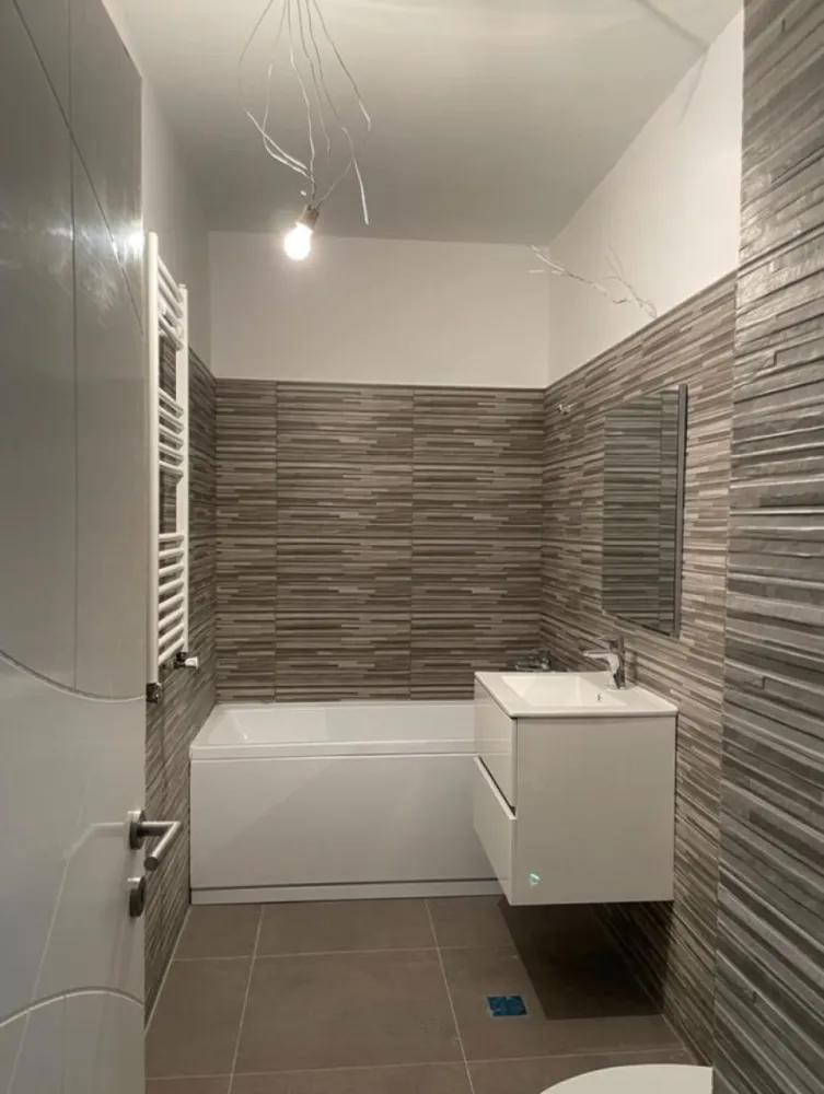 Apartament 3 cam. 85 mp Et. 3 de vanzare Soseaua Alexandriei - Agentia Europa propune spre vanzare cel mai recent proiect ,care este compus din 3 blocuri, amplasate chiar in statia de autobuz Smardan. In prezent, va punem la dispozitie locuinte de 2 camere, cu preturi de lansare, Apartament cu 3 camere + 2 balcoane la etaj. .Accesul la ansamblu se face direct din Drumul National! Statia STB SMARDAN se afla chiar in fata blocului! Din ansamblu , este acces la toate ariile de interes pentru intreaga familie, de la transportul in comun, spatii de cumparaturi, relaxare in natura, institutii de invatamant, crese, gradinite, iar pentru calatoriile in afara orasului, ai acces rapid la Sos. Alexandriei si Soseaua de centura -Etaje disponibile Parter- Etaj 5 (in functie de tipul apartamentului) - Balcoane: 1-2 - Decomandate -Bai utilate -Finisaje de lux Localizat la doar 9 km de Piata Unirii, cartierul este inconjurat de centre comerciale (Mega Image, Cora Alexandriei, Leroy Merlin, Lidl), piete agroalimentare (Piata Rahova si Piata Bragadiru) si multiple unitati de invatamant pentru toate varstele (gradinite, scoli gimnaziale, scoli primare). Contorizare proprie: contor gaze, contor energie electrica, apometre Dotari Residence: supraveghere video la intrare, curte comuna cu spatiu verde, parcare supraterana Apartamentele vor dispune de: -tamplarie Salamaner tripan (izolare fonica garantata) -usi de interior -usa metalica la intrare (vata bazaltica la interior) -baie complet utilata -centrala termica proprie -gresie, faianta, parchet Va asteptam la vizionari!
