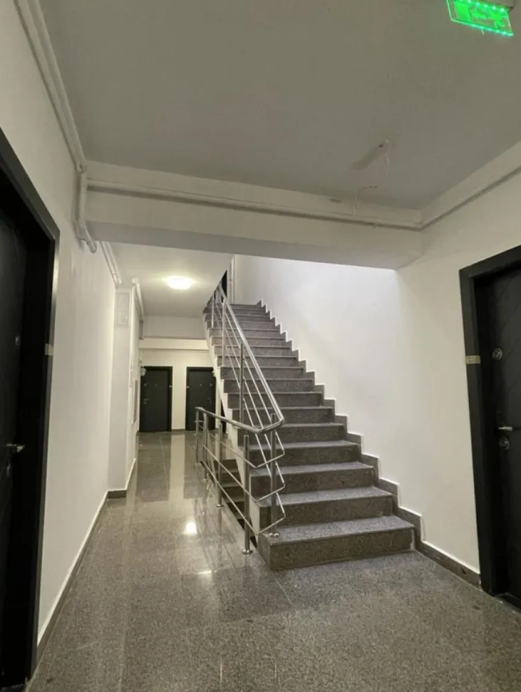 Apartament 3 cam. 85 mp Et. 3 de vanzare Soseaua Alexandriei - Agentia Europa propune spre vanzare cel mai recent proiect ,care este compus din 3 blocuri, amplasate chiar in statia de autobuz Smardan. In prezent, va punem la dispozitie locuinte de 2 camere, cu preturi de lansare, Apartament cu 3 camere + 2 balcoane la etaj. .Accesul la ansamblu se face direct din Drumul National! Statia STB SMARDAN se afla chiar in fata blocului! Din ansamblu , este acces la toate ariile de interes pentru intreaga familie, de la transportul in comun, spatii de cumparaturi, relaxare in natura, institutii de invatamant, crese, gradinite, iar pentru calatoriile in afara orasului, ai acces rapid la Sos. Alexandriei si Soseaua de centura -Etaje disponibile Parter- Etaj 5 (in functie de tipul apartamentului) - Balcoane: 1-2 - Decomandate -Bai utilate -Finisaje de lux Localizat la doar 9 km de Piata Unirii, cartierul este inconjurat de centre comerciale (Mega Image, Cora Alexandriei, Leroy Merlin, Lidl), piete agroalimentare (Piata Rahova si Piata Bragadiru) si multiple unitati de invatamant pentru toate varstele (gradinite, scoli gimnaziale, scoli primare). Contorizare proprie: contor gaze, contor energie electrica, apometre Dotari Residence: supraveghere video la intrare, curte comuna cu spatiu verde, parcare supraterana Apartamentele vor dispune de: -tamplarie Salamaner tripan (izolare fonica garantata) -usi de interior -usa metalica la intrare (vata bazaltica la interior) -baie complet utilata -centrala termica proprie -gresie, faianta, parchet Va asteptam la vizionari!