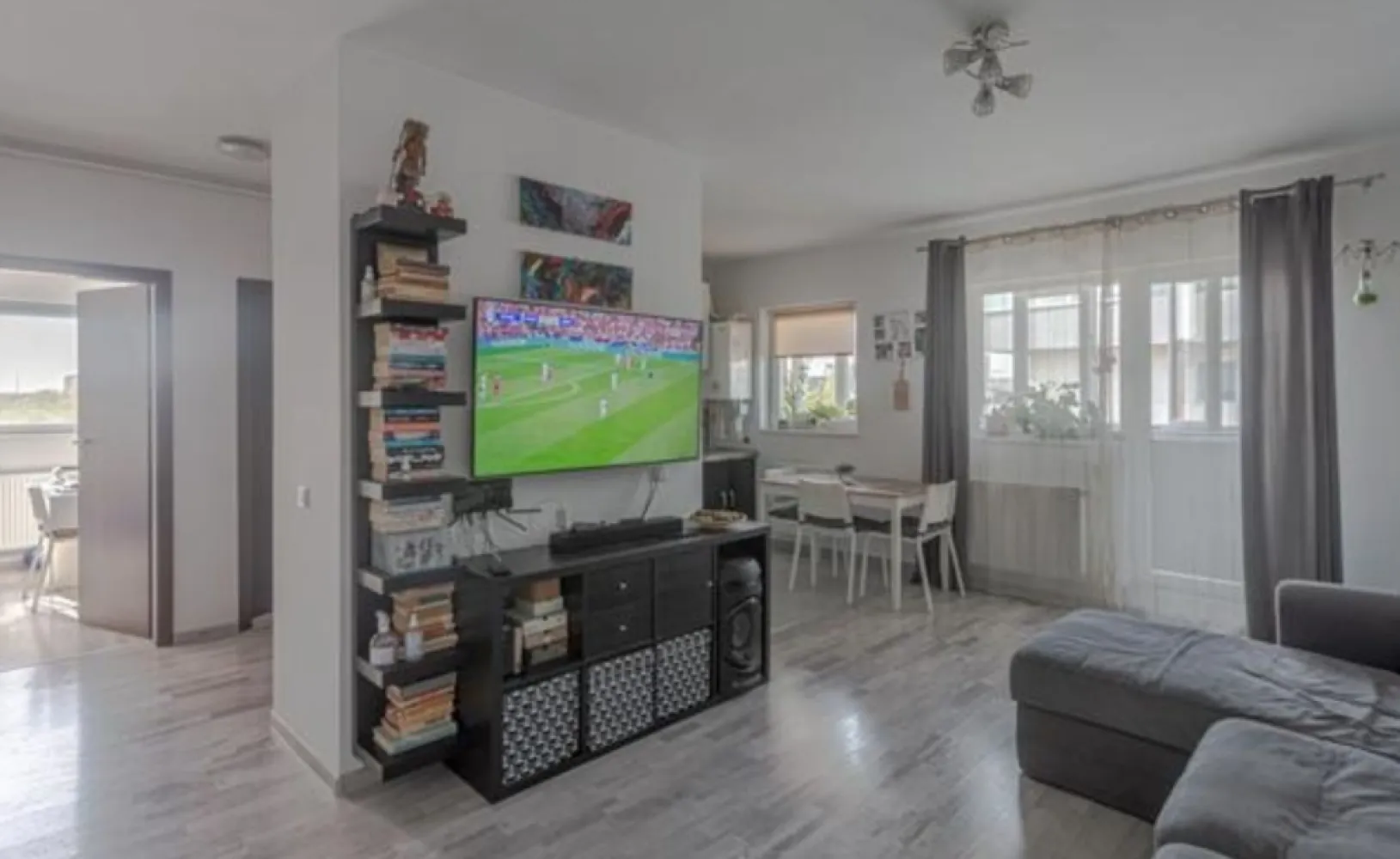 Ap. 3 cam 72 mp de vanzare Et.3/4 An 2020 Metalurgiei Binelui - Agentia Europa vinde un apartament 3 camere situat in zona Metalurgiei in spate la Grand Arena, intr-un bloc de 4 etaje. Apartamentul este amplasat la etajul 3 si are in componenta 2 dormitoare, 1 living cu bucatarie open space cu centrala pe gaz proprie, si 2 grupuri sanitare. Suprafata utila este de 61,2 mp plus un balcon generos de 11m, rezultand o suprafata totala de 72,2 mp. Accesul in balcon se face din living si dormitorul mare. Blocul are apometre, RCS-RDS, CCTV, 1 lift. Exista si un loc de parcare sub balcon inclus in pret . La cerere se poate vinde mobilat.