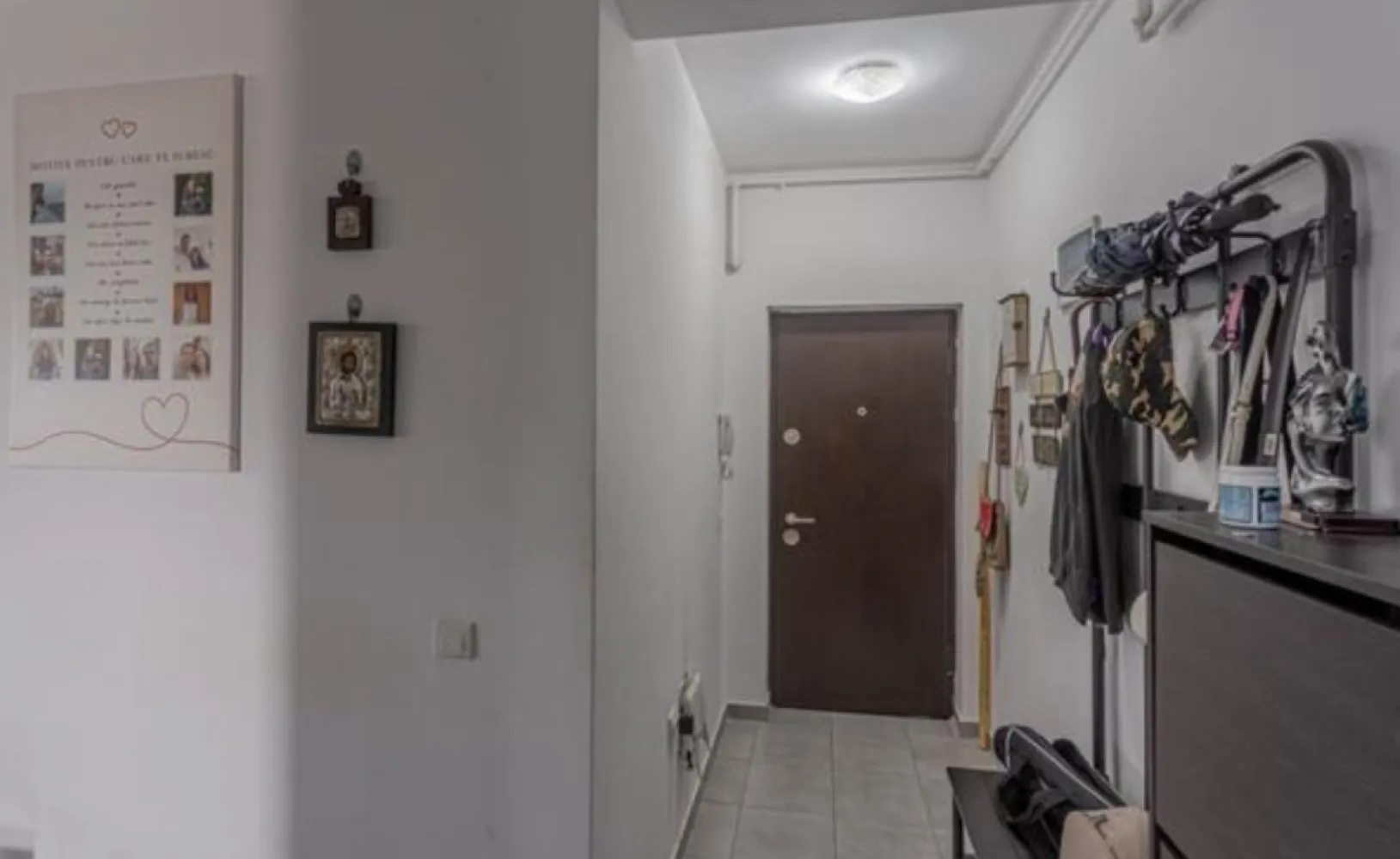 Ap. 3 cam 72 mp de vanzare Et.3/4 An 2020 Metalurgiei Binelui - Agentia Europa vinde un apartament 3 camere situat in zona Metalurgiei in spate la Grand Arena, intr-un bloc de 4 etaje. Apartamentul este amplasat la etajul 3 si are in componenta 2 dormitoare, 1 living cu bucatarie open space cu centrala pe gaz proprie, si 2 grupuri sanitare. Suprafata utila este de 61,2 mp plus un balcon generos de 11m, rezultand o suprafata totala de 72,2 mp. Accesul in balcon se face din living si dormitorul mare. Blocul are apometre, RCS-RDS, CCTV, 1 lift. Exista si un loc de parcare sub balcon inclus in pret . La cerere se poate vinde mobilat.