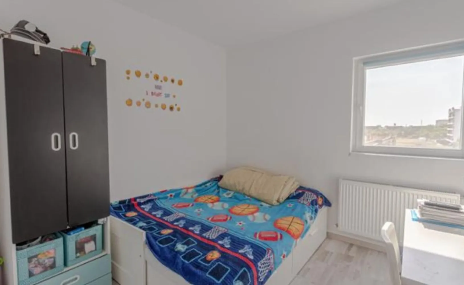 Ap. 3 cam 72 mp de vanzare Et.3/4 An 2020 Metalurgiei Binelui - Agentia Europa vinde un apartament 3 camere situat in zona Metalurgiei in spate la Grand Arena, intr-un bloc de 4 etaje. Apartamentul este amplasat la etajul 3 si are in componenta 2 dormitoare, 1 living cu bucatarie open space cu centrala pe gaz proprie, si 2 grupuri sanitare. Suprafata utila este de 61,2 mp plus un balcon generos de 11m, rezultand o suprafata totala de 72,2 mp. Accesul in balcon se face din living si dormitorul mare. Blocul are apometre, RCS-RDS, CCTV, 1 lift. Exista si un loc de parcare sub balcon inclus in pret . La cerere se poate vinde mobilat.