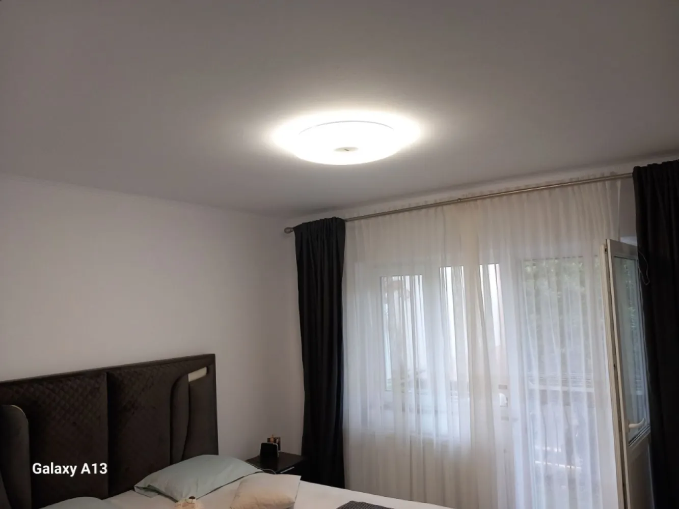 ageuropa.ro vinde apt. 2 cam RENOVAT 78mp utili etajul 1 în Micro 17. - Agenția EUROPA vinde apartament RENOVAT, MOBILAT si UTILAT cu 2 camere DECOMANDATE situat la etajul 1 în Micro 17. Apartamentul este renovat din apartament cu 3 camere si are beci in suprafata de 55mp înscris în C.F. Pentru mai multe oferte accesați www.ageuropa.ro