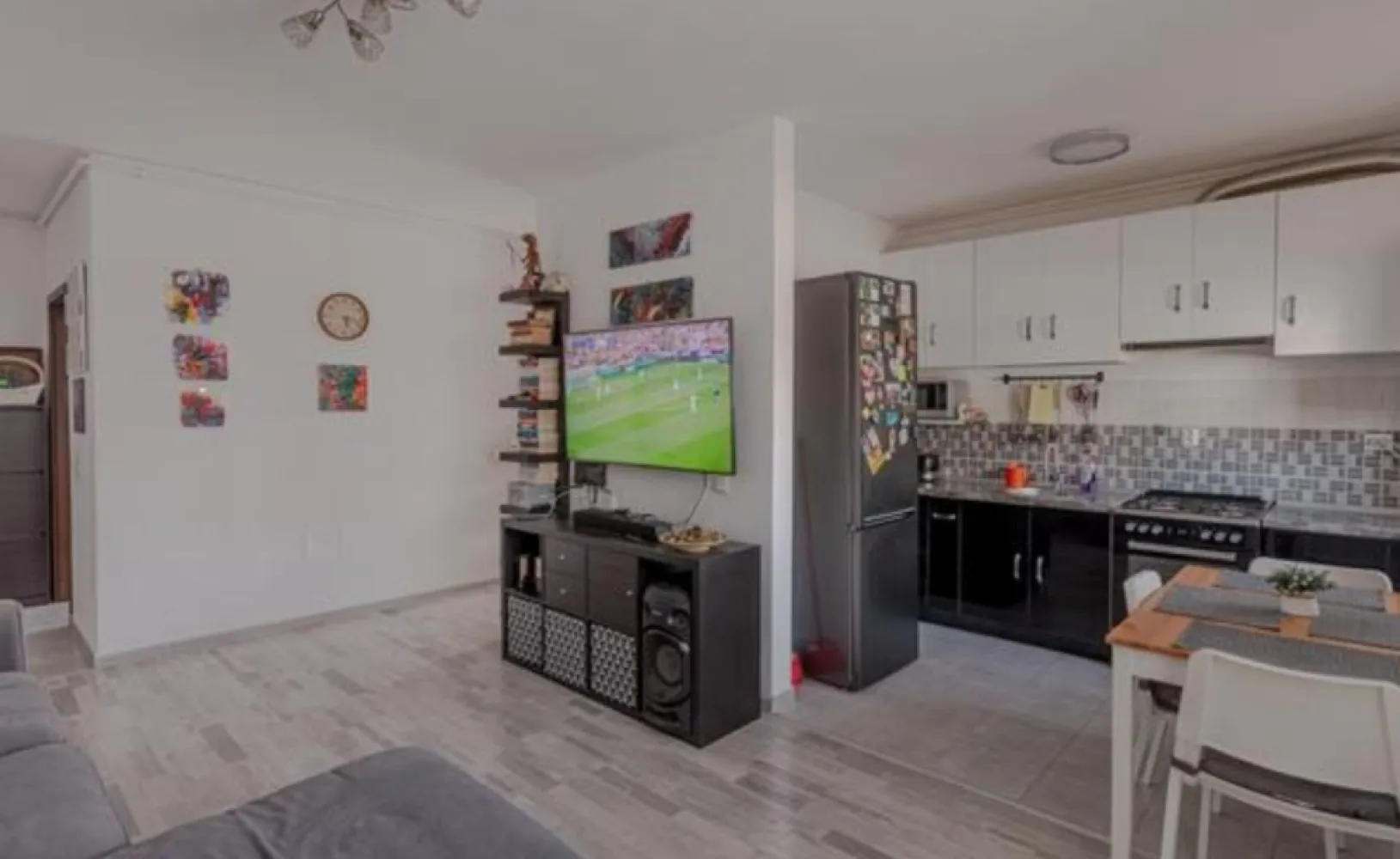 Ap. 3 cam 72 mp de vanzare Et.3/4 An 2020 Metalurgiei Binelui - Agentia Europa vinde un apartament 3 camere situat in zona Metalurgiei in spate la Grand Arena, intr-un bloc de 4 etaje. Apartamentul este amplasat la etajul 3 si are in componenta 2 dormitoare, 1 living cu bucatarie open space cu centrala pe gaz proprie, si 2 grupuri sanitare. Suprafata utila este de 61,2 mp plus un balcon generos de 11m, rezultand o suprafata totala de 72,2 mp. Accesul in balcon se face din living si dormitorul mare. Blocul are apometre, RCS-RDS, CCTV, 1 lift. Exista si un loc de parcare sub balcon inclus in pret . La cerere se poate vinde mobilat.