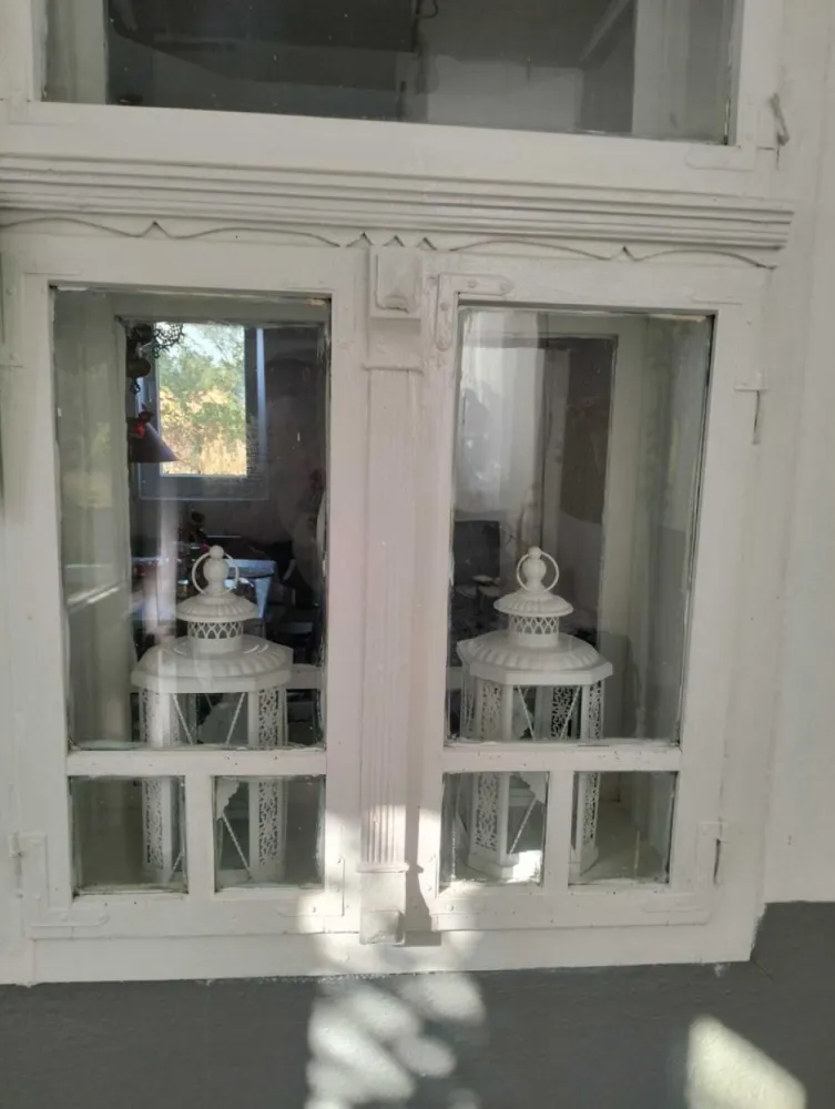 Casa 81mp, teren 81 ari, anexe, pomărie tânără de meri de vânzare - Casa, teren, anexe și pomărie tânără (de meri, diverse sortimente) cu posibilitate de afacere - de vânzare în Valea Vinului Satu Mare. *Casa de 81 de mp, cu 3 camere, hol și cămară în curs de renovare. Casa este echipata cu geamuri termopan,plase de țânțari şi uşi din termopan noi. Sobe cu plita în fiecare camera. Frigidere, congelatoare, rafturi. Sufrageria, holurile şi cămara sunt renovate, celelalte 2 camere necesita renovare. *Anexe :şură, lemnarie, porumbar, cuptor cu vatră *Teren de 81 de arii în totalitate imprejmuit cu gard din sarma. Proprietatea are 2 cãi de acces. *Pomărie cu 350 de meri tineri cu diferite soiuri de meri (cu posibilitate de afacere) - suc de mere, oțet de mere, palinca de mere etc. Pe teren se mai afla și peri, pruni, gutui, nuci, vişini, cireși, struguri de diferite soiuri. *Facilităţi :internet, curent electric, hidrofor, sistem de irigare pentru gradina de legume, strada este recent asfaltata. Apa şi canalizarea se afla la strada, gazul va fi introdus în curând în sat.Casa și terenul sunt supravegheate audio/video. Pentru mai multe informații, poze, filmulețe video nu ezitați sa salvați numărul meu de telefon :0031682877432 pe WhatsApp.