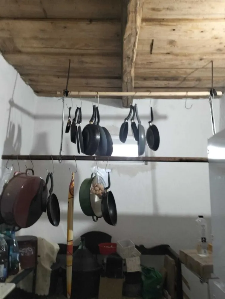 Casa 81mp, teren 81 ari, anexe, pomărie tânără de meri de vânzare - Casa, teren, anexe și pomărie tânără (de meri, diverse sortimente) cu posibilitate de afacere - de vânzare în Valea Vinului Satu Mare. *Casa de 81 de mp, cu 3 camere, hol și cămară în curs de renovare. Casa este echipata cu geamuri termopan,plase de țânțari şi uşi din termopan noi. Sobe cu plita în fiecare camera. Frigidere, congelatoare, rafturi. Sufrageria, holurile şi cămara sunt renovate, celelalte 2 camere necesita renovare. *Anexe :şură, lemnarie, porumbar, cuptor cu vatră *Teren de 81 de arii în totalitate imprejmuit cu gard din sarma. Proprietatea are 2 cãi de acces. *Pomărie cu 350 de meri tineri cu diferite soiuri de meri (cu posibilitate de afacere) - suc de mere, oțet de mere, palinca de mere etc. Pe teren se mai afla și peri, pruni, gutui, nuci, vişini, cireși, struguri de diferite soiuri. *Facilităţi :internet, curent electric, hidrofor, sistem de irigare pentru gradina de legume, strada este recent asfaltata. Apa şi canalizarea se afla la strada, gazul va fi introdus în curând în sat.Casa și terenul sunt supravegheate audio/video. Pentru mai multe informații, poze, filmulețe video nu ezitați sa salvați numărul meu de telefon :0031682877432 pe WhatsApp.