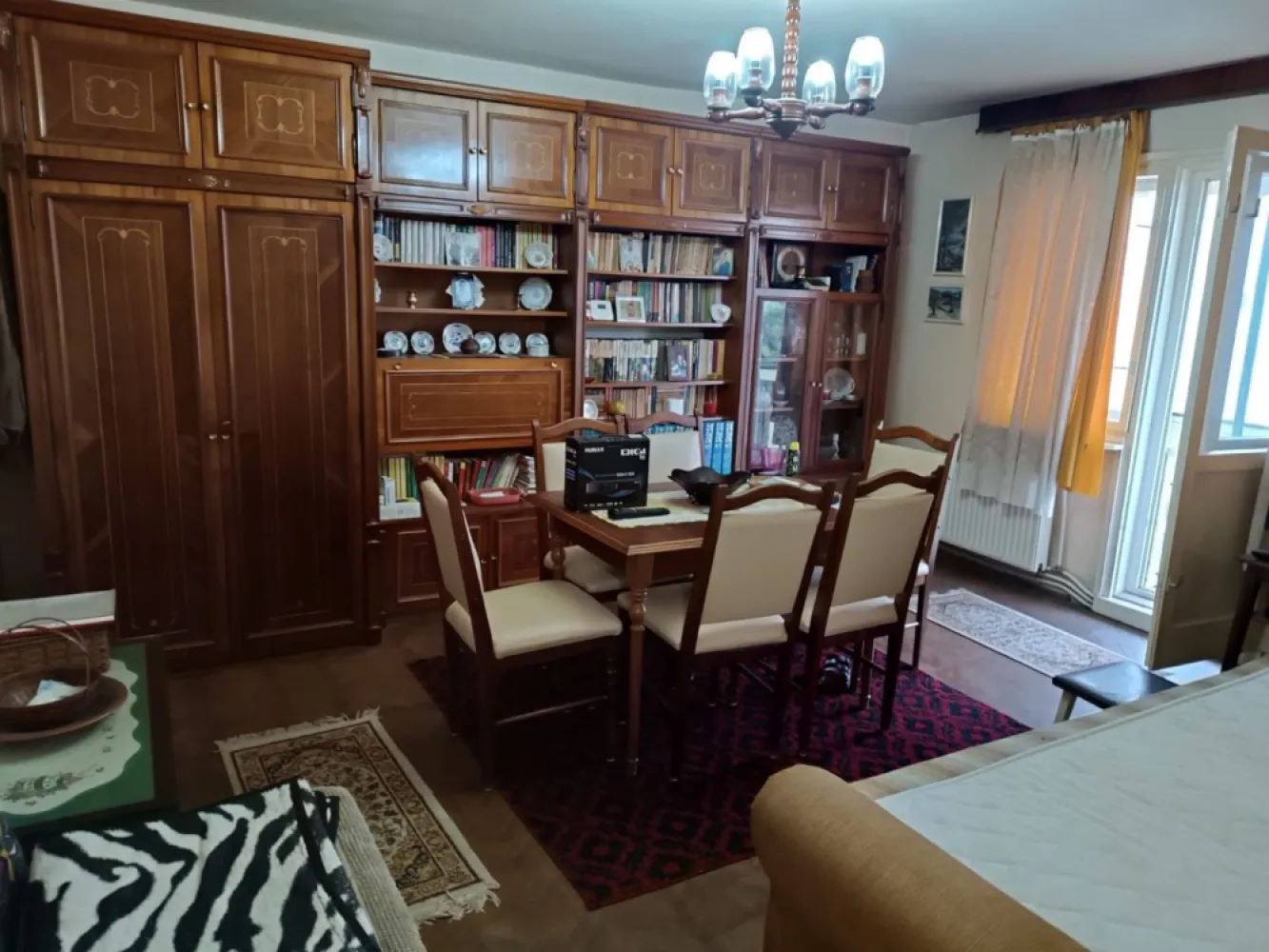 Apartament 3 camere - De vânzare ap. 3 cam. decomandat la et. 2 in micro 16 pe strada Sănătății. Este compus din 2 dormitoare un living, baie, bucătari, 3 dabarauri, balcon deschis, cu prelată parasolar și o boxă in beciul tehnic. Ușa metalică de siguranță. Centrală relativ nouă ( 2 ani) încă în garanție. Apartamentul necesită renovare. In apropiere grădinițe, și școlă vizibilă chiar din geamul bucătăriei. La o distanță, pe jos de 10-15 min., mall, hiper și super market cât și centrul orașului.