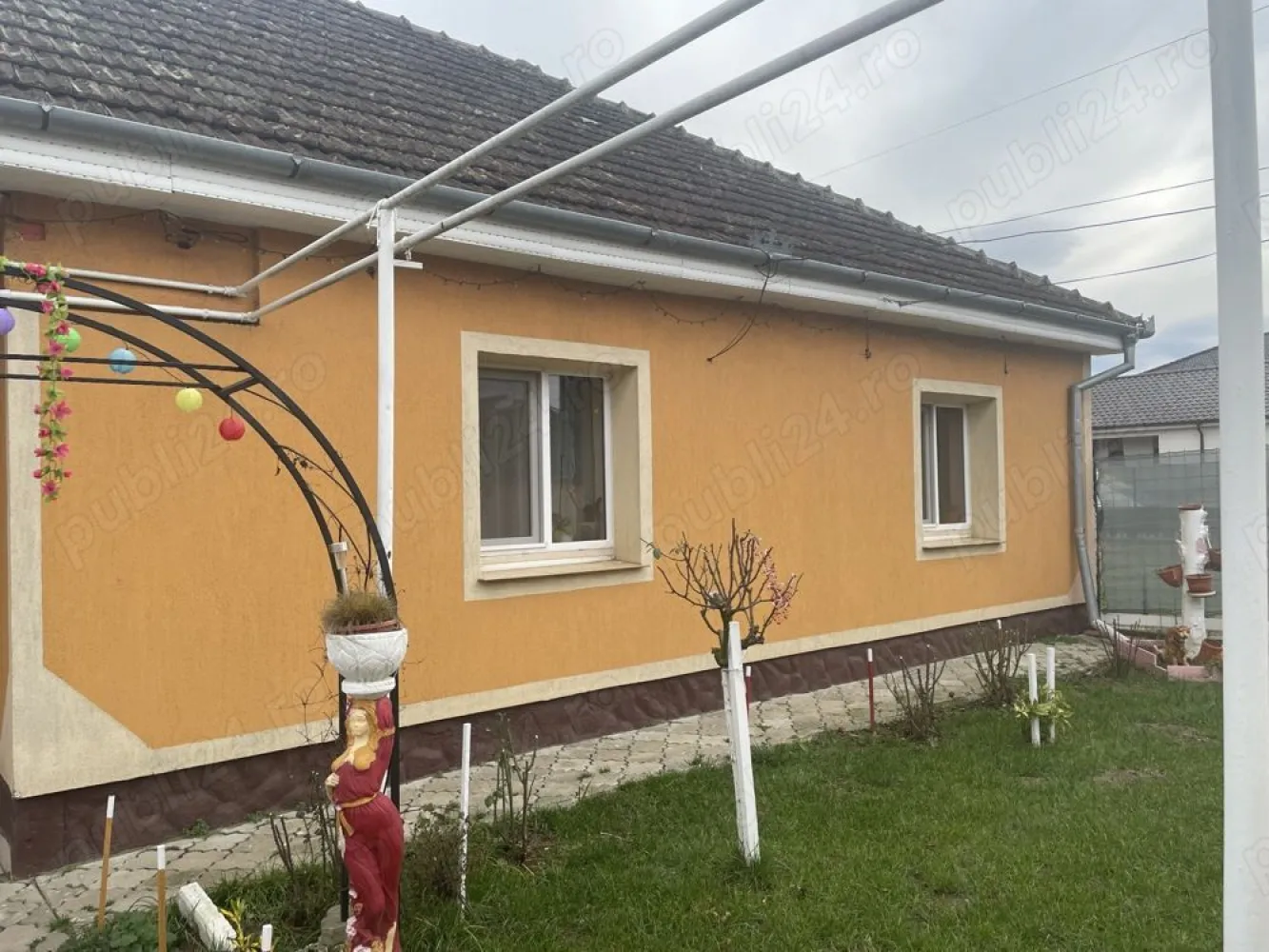 Casă de vanzare - Vând casă cu 3 cameră , o baie , bucătărie și un hol . + 2 anexe gospodaresti Mai multe informații după ora 15:30