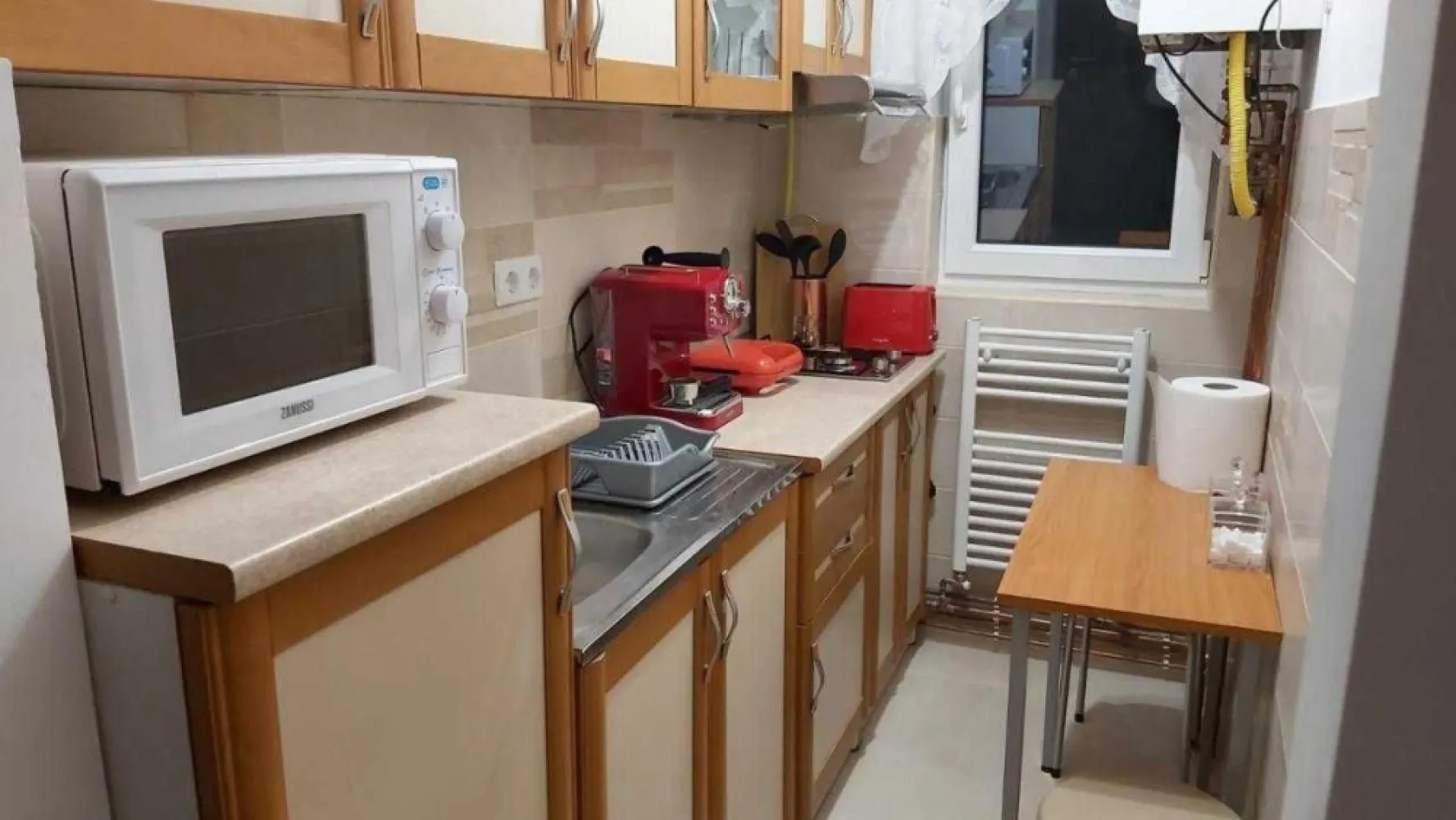 Apartament cu 2 camere din Micro 14 - Apartament modern și elegant situat la etajul 1 al unui bloc din cărămidă cu 4 etaje cu o suprafață utilă de 31 mp, geamuri, termopan, centrală termică proprie, aer condiționat, mașină de spălat, loc de parcare auto etc. Se vinde complet utilat, imediat ocupabil.