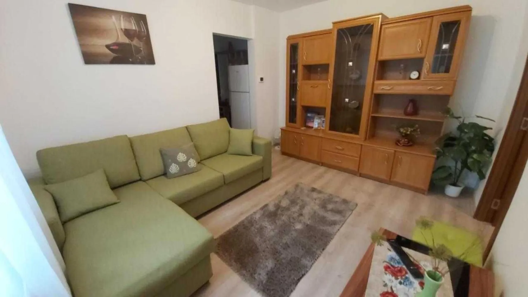 Apartament cu 2 camere din Micro 14 - Apartament modern și elegant situat la etajul 1 al unui bloc din cărămidă cu 4 etaje cu o suprafață utilă de 31 mp, geamuri, termopan, centrală termică proprie, aer condiționat, mașină de spălat, loc de parcare auto etc. Se vinde complet utilat, imediat ocupabil.