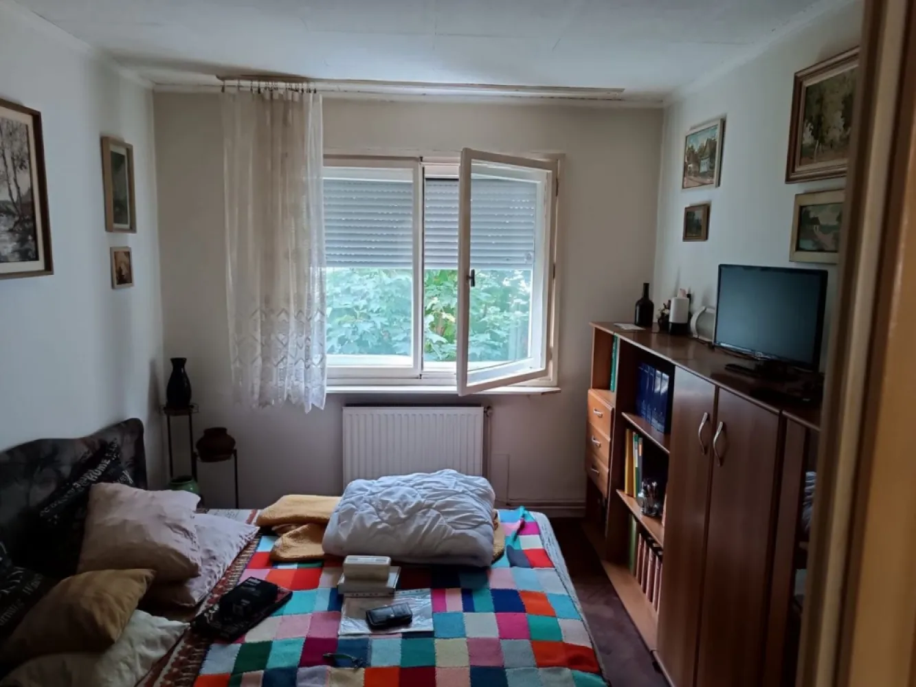 Apartament 3 camere - De vânzare ap. 3 cam. decomandat la et. 2 in micro 16 pe strada Sănătății. Este compus din 2 dormitoare un living, baie, bucătari, 3 dabarauri, balcon deschis, cu prelată parasolar și o boxă in beciul tehnic. Ușa metalică de siguranță. Centrală relativ nouă ( 2 ani) încă în garanție. Apartamentul necesită renovare. In apropiere grădinițe, și școlă vizibilă chiar din geamul bucătăriei. La o distanță, pe jos de 10-15 min., mall, hiper și super market cât și centrul orașului.