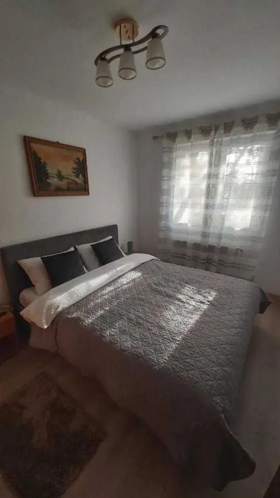 Apartament cu 2 camere din Micro 14 - Apartament modern și elegant situat la etajul 1 al unui bloc din cărămidă cu 4 etaje cu o suprafață utilă de 31 mp, geamuri, termopan, centrală termică proprie, aer condiționat, mașină de spălat, loc de parcare auto etc. Se vinde complet utilat, imediat ocupabil.