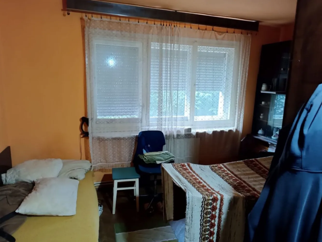 Apartament 3 camere - De vânzare ap. 3 cam. decomandat la et. 2 in micro 16 pe strada Sănătății. Este compus din 2 dormitoare un living, baie, bucătari, 3 dabarauri, balcon deschis, cu prelată parasolar și o boxă in beciul tehnic. Ușa metalică de siguranță. Centrală relativ nouă ( 2 ani) încă în garanție. Apartamentul necesită renovare. In apropiere grădinițe, și școlă vizibilă chiar din geamul bucătăriei. La o distanță, pe jos de 10-15 min., mall, hiper și super market cât și centrul orașului.