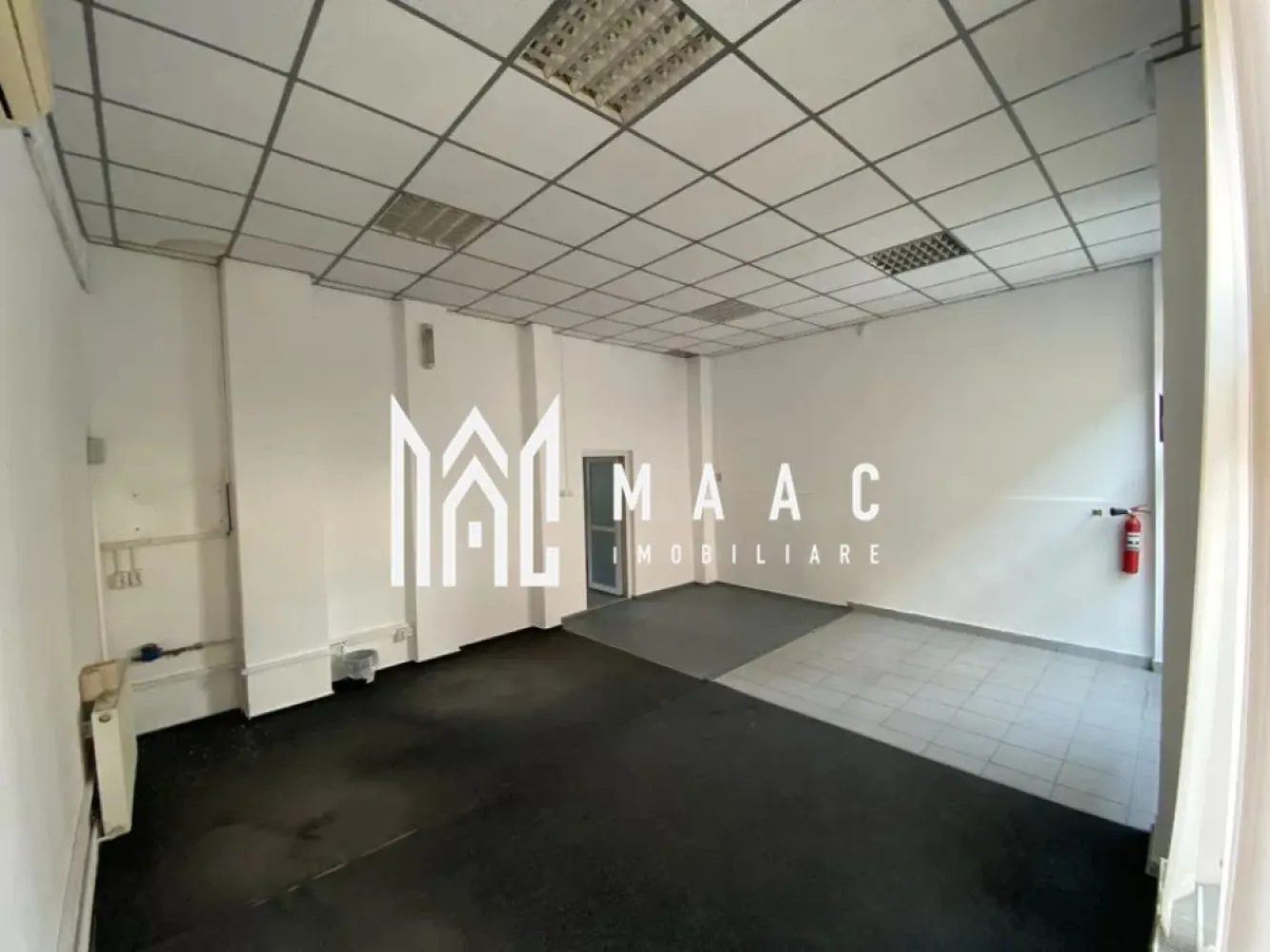 Spatiu comercial | Vitrina mare la strada | 70 mp | V. Aaron - MAAC Imobiliare vă propune spre închiriere un spațiu comercial situat într-o zonă cu trafic pietonal și auto intens, cartier Vasile Aaron. Caracteristici: Suprafață utilă: 70 mp Compartimentare: 2 încăperi + grup sanitar Vitrină generoasă la stradă, ideală pentru expunere Acces secundar din spate, potrivit pentru aprovizionare Spațiul este pretabil pentru diverse activități comerciale sau de servicii, beneficiind de vizibilitate foarte bună și acces facil. Condiții de închiriere: Se percepe o lună de chirie în avans și garanție. Pentru mai multe informații sau programarea unei vizionări, nu ezitați să ne contactați! ID anunț: CP2775697 }}