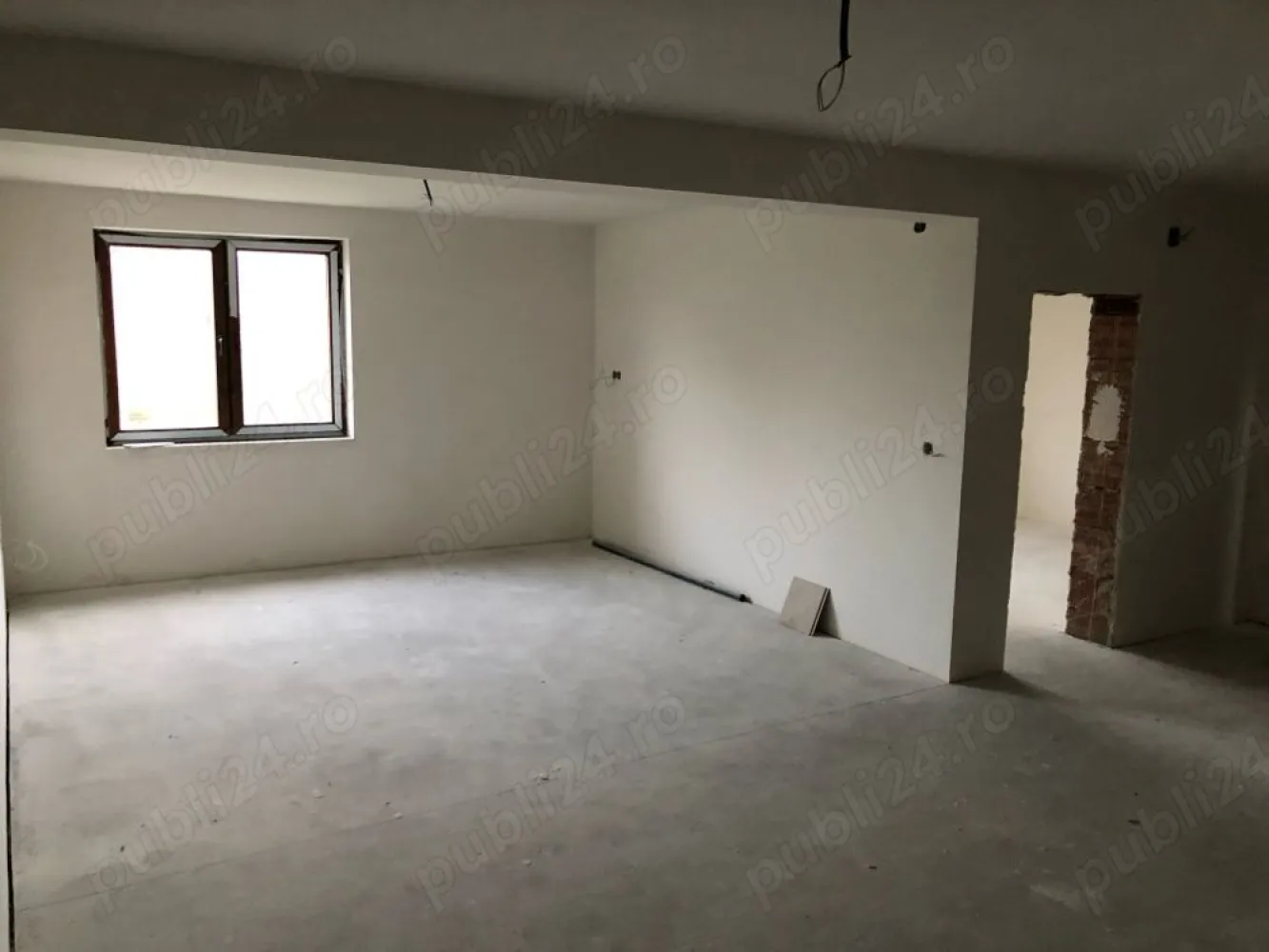 BRASADAS vinde ap 2 cam NOI Careiului. - Agentia Imobiliara BRASADAS vinde apartament cu doua camere cu suprafata 70,76 mp. Living Bucatarie 43,90 mp Dormitor 15,76 mp Baie 6,10 mp balcon 5 mp. Parcare Auto asfaltat inclus in pret cu poarta cu telecomanda ,interfon, incalzire in pardoseala geamuri termopan Apartamentul se afla pe str Careiului în imediată vecinătate a numeroase magazine restaurante și centre comerciale: Auchan shopping ,shopping city Satu Mare KFC Mcdonalds etc Dispunem de apartamente : 3 camere 2 dormitoare living bucătărie închisă, baie și două balcoane tip terasa 96,8 mp. Www.brasadas.com.