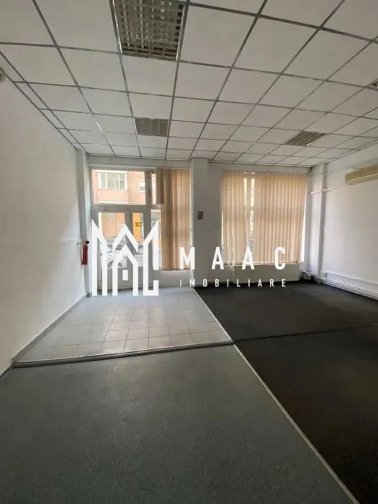 Spatiu comercial | Vitrina mare la strada | 70 mp | V. Aaron - MAAC Imobiliare vă propune spre închiriere un spațiu comercial situat într-o zonă cu trafic pietonal și auto intens, cartier Vasile Aaron. Caracteristici: Suprafață utilă: 70 mp Compartimentare: 2 încăperi + grup sanitar Vitrină generoasă la stradă, ideală pentru expunere Acces secundar din spate, potrivit pentru aprovizionare Spațiul este pretabil pentru diverse activități comerciale sau de servicii, beneficiind de vizibilitate foarte bună și acces facil. Condiții de închiriere: Se percepe o lună de chirie în avans și garanție. Pentru mai multe informații sau programarea unei vizionări, nu ezitați să ne contactați! ID anunț: CP2775697 }}