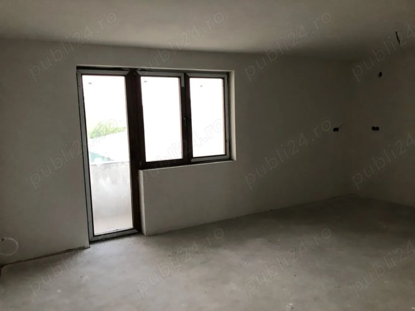 BRASADAS vinde ap 2 cam NOI Careiului. - Agentia Imobiliara BRASADAS vinde apartament cu doua camere cu suprafata 70,76 mp. Living Bucatarie 43,90 mp Dormitor 15,76 mp Baie 6,10 mp balcon 5 mp. Parcare Auto asfaltat inclus in pret cu poarta cu telecomanda ,interfon, incalzire in pardoseala geamuri termopan Apartamentul se afla pe str Careiului în imediată vecinătate a numeroase magazine restaurante și centre comerciale: Auchan shopping ,shopping city Satu Mare KFC Mcdonalds etc Dispunem de apartamente : 3 camere 2 dormitoare living bucătărie închisă, baie și două balcoane tip terasa 96,8 mp. Www.brasadas.com.