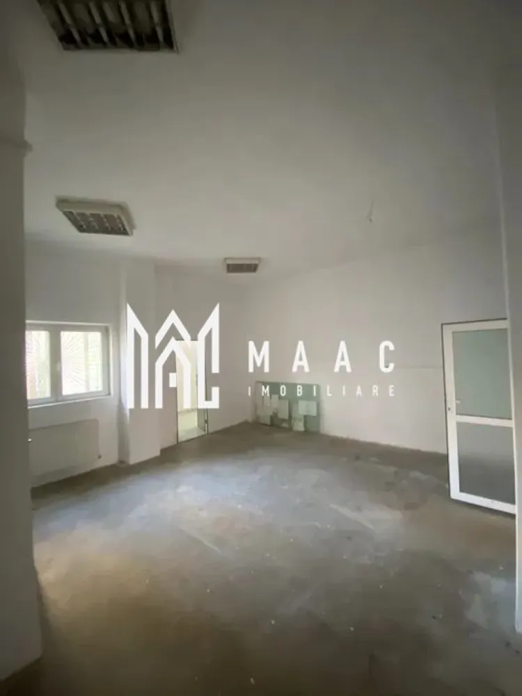 Spatiu comercial | Vitrina mare la strada | 70 mp | V. Aaron - MAAC Imobiliare vă propune spre închiriere un spațiu comercial situat într-o zonă cu trafic pietonal și auto intens, cartier Vasile Aaron. Caracteristici: Suprafață utilă: 70 mp Compartimentare: 2 încăperi + grup sanitar Vitrină generoasă la stradă, ideală pentru expunere Acces secundar din spate, potrivit pentru aprovizionare Spațiul este pretabil pentru diverse activități comerciale sau de servicii, beneficiind de vizibilitate foarte bună și acces facil. Condiții de închiriere: Se percepe o lună de chirie în avans și garanție. Pentru mai multe informații sau programarea unei vizionări, nu ezitați să ne contactați! ID anunț: CP2775697 }}